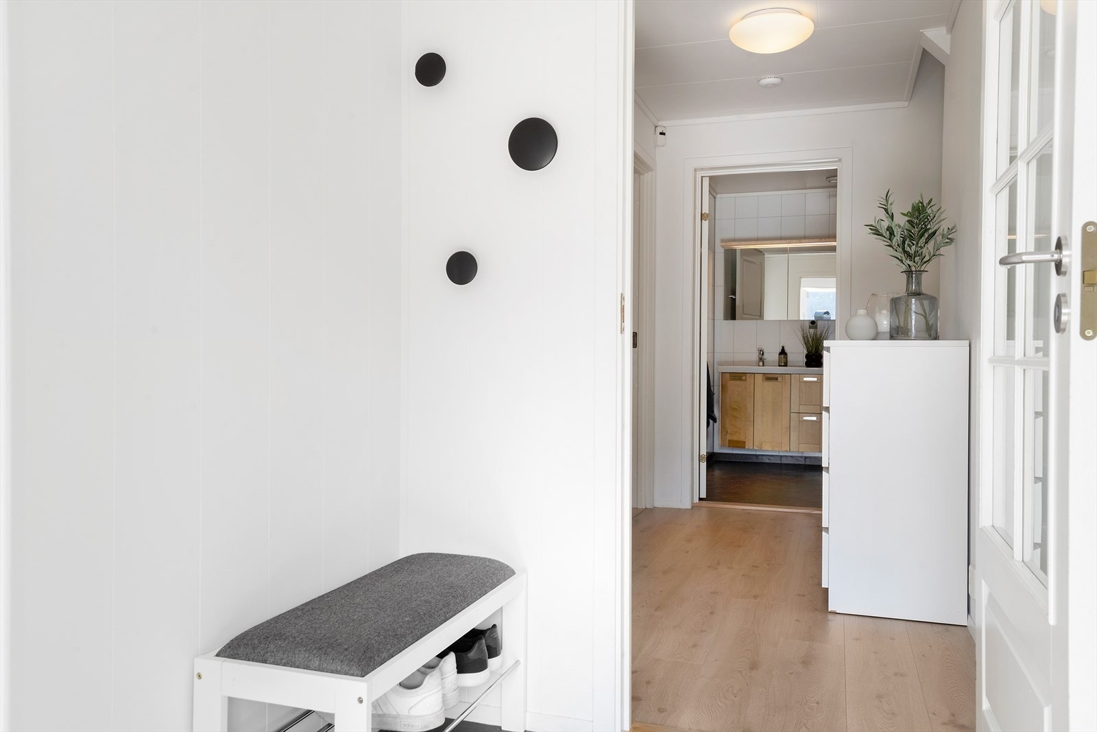 Dør med glasfelt mellom vindfang og hall slepp lyset vidare inn. Galleribilde