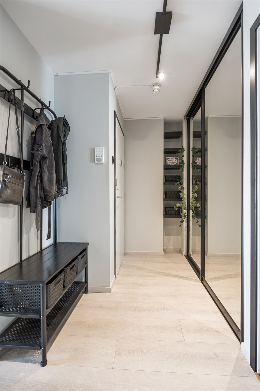 Innbydende entré med stor skyvedørsgarderobe og gode oppbevaringsmuligheter. Galleribilde