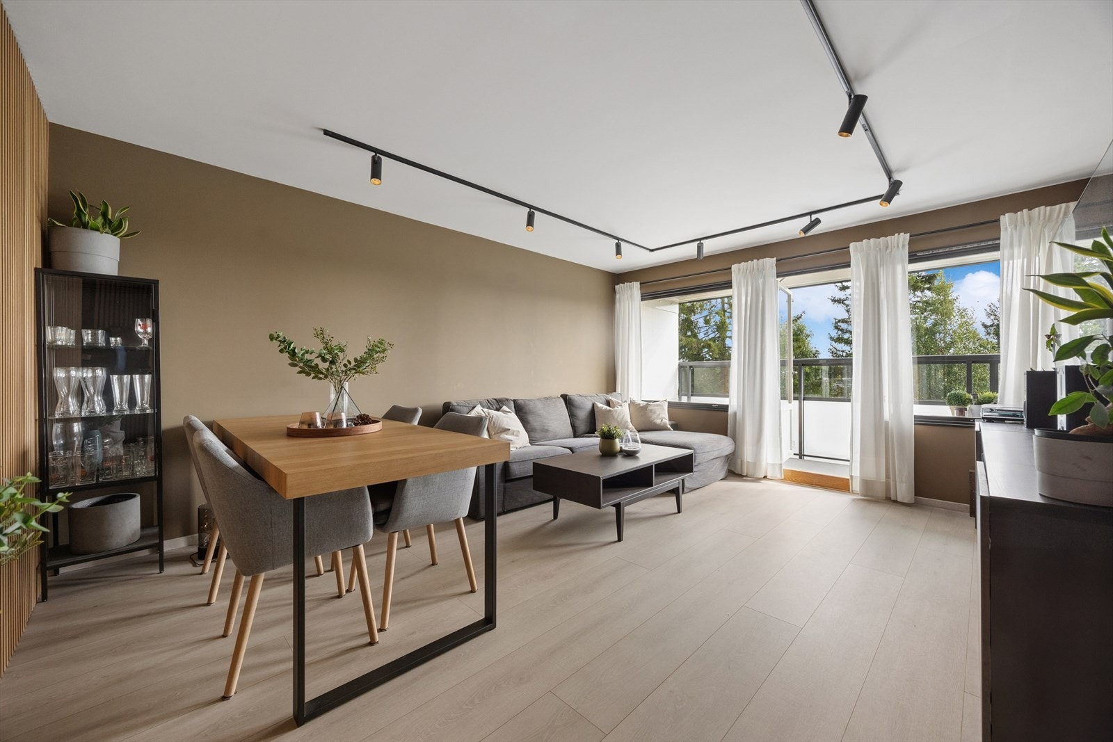 Lys og lekker stue med god plass til både sofa- og spisegruppe. Galleribilde