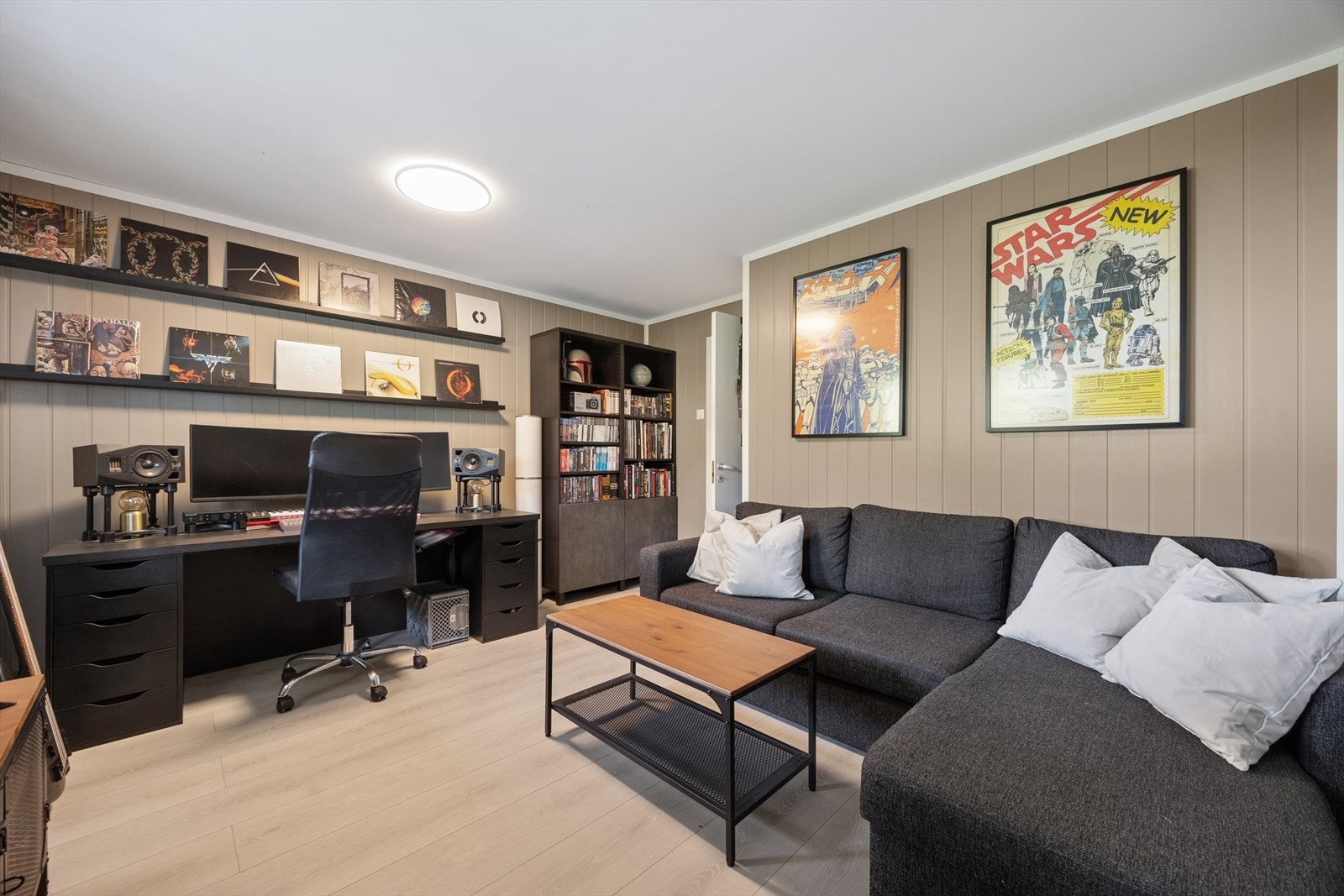 Romslig soverom med god plass til både seng, oppbevaring og hjemmekontor. Galleribilde