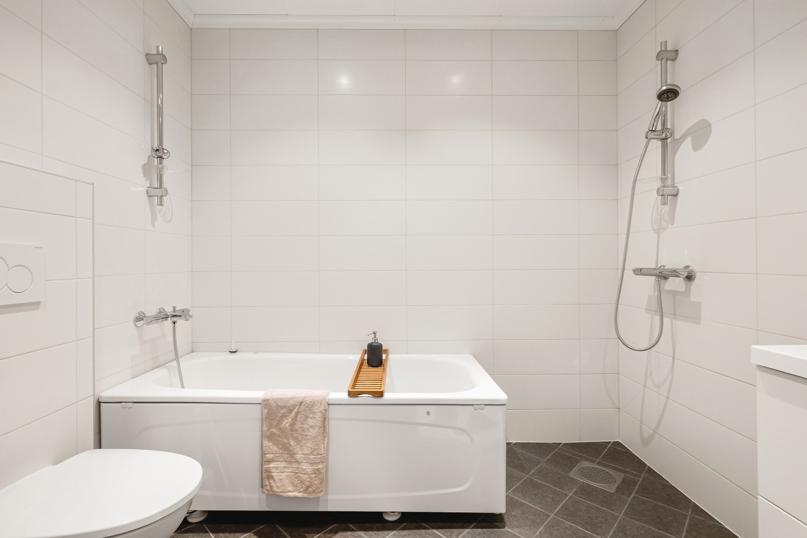 Badet i 1.etasje er på 6,5 kvm Galleribilde