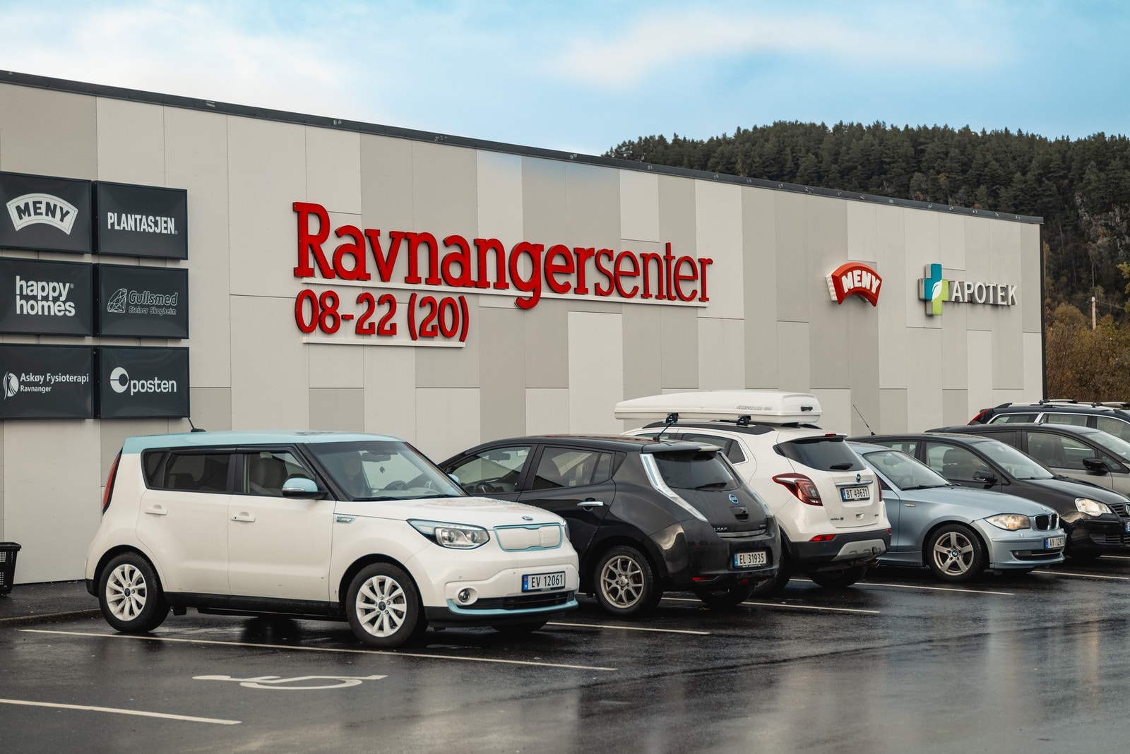 Meny på Ravnanger Senter ligger kun ca. 5 minutters kjøring fra boligen, hvor man også finner apotek, bensinstasjon og øvrige servicetilbud Galleribilde