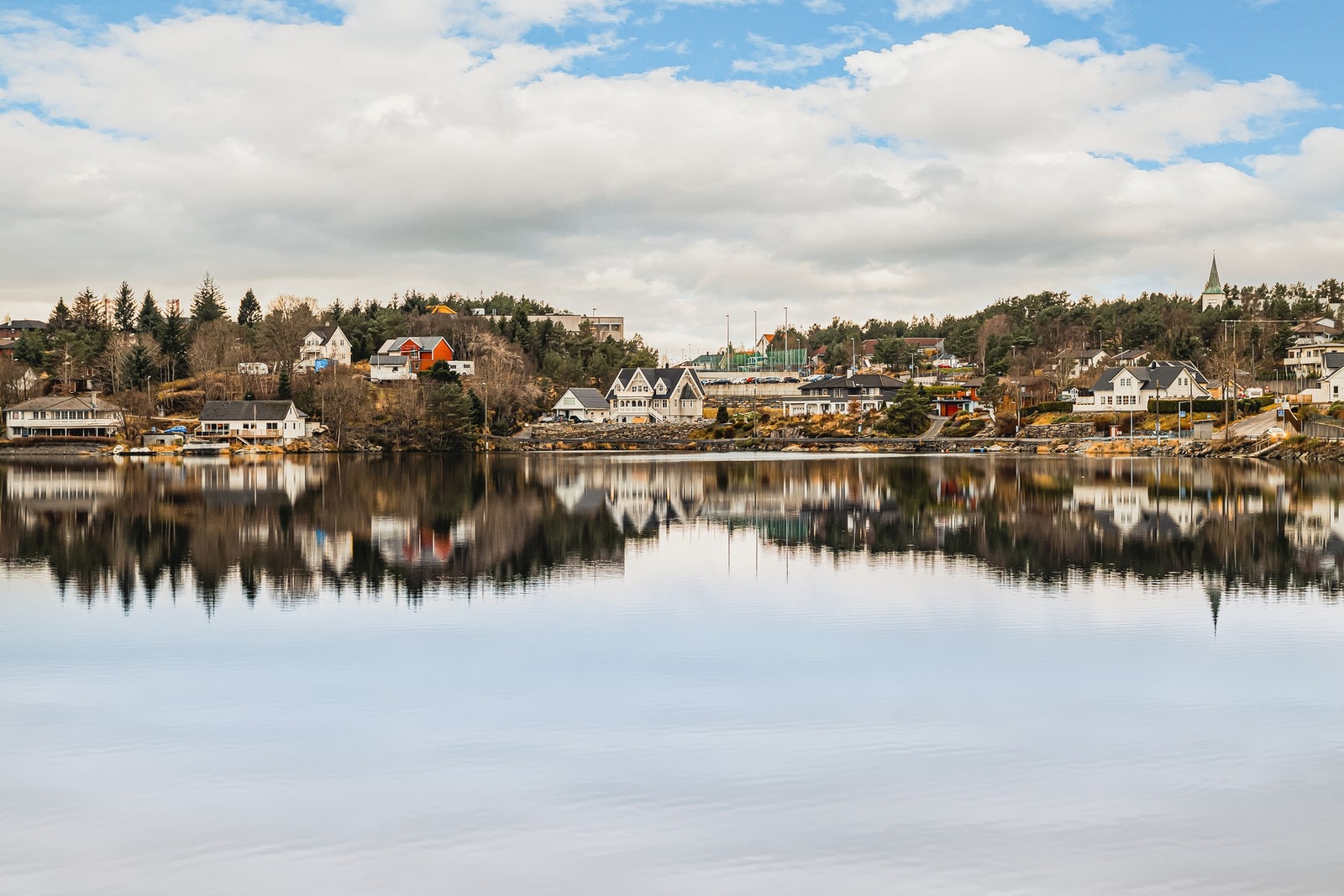 Askøy er kjent for sitt vakre kystlandskap med badeplasser, svaberg, fiske- og padlemuligheter Galleribilde