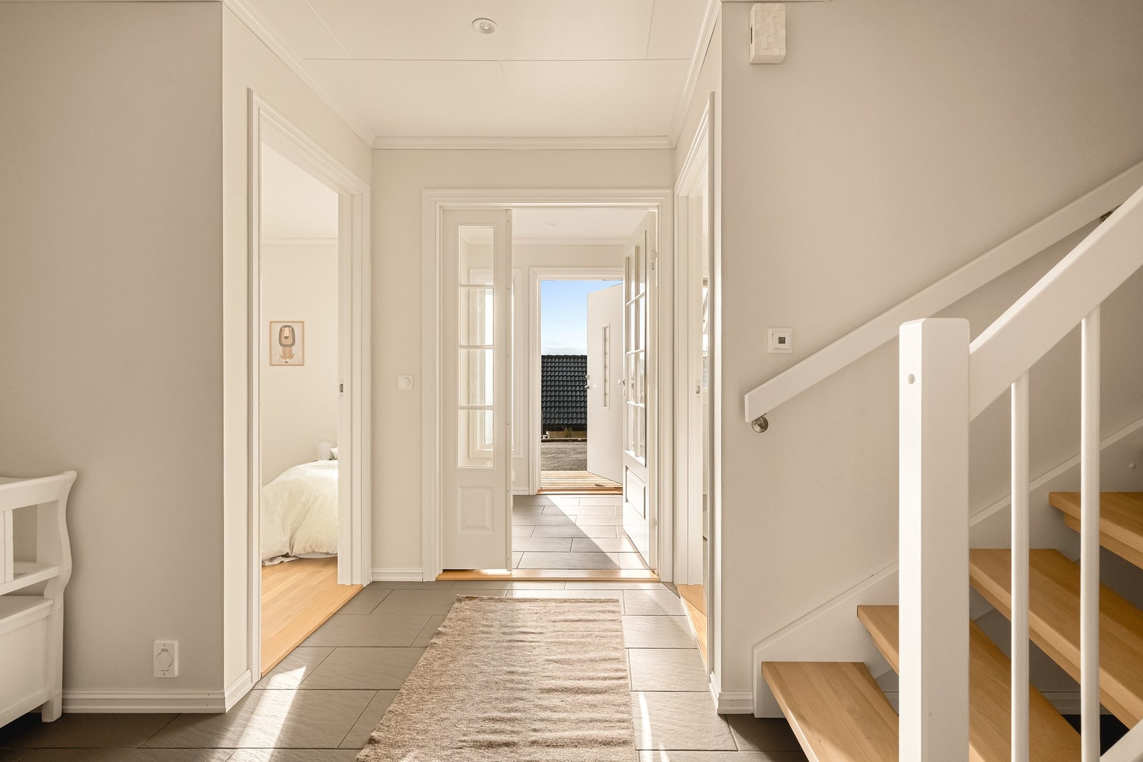 Det er lagt flislagt gulv i entré og gang med varmekabler Galleribilde