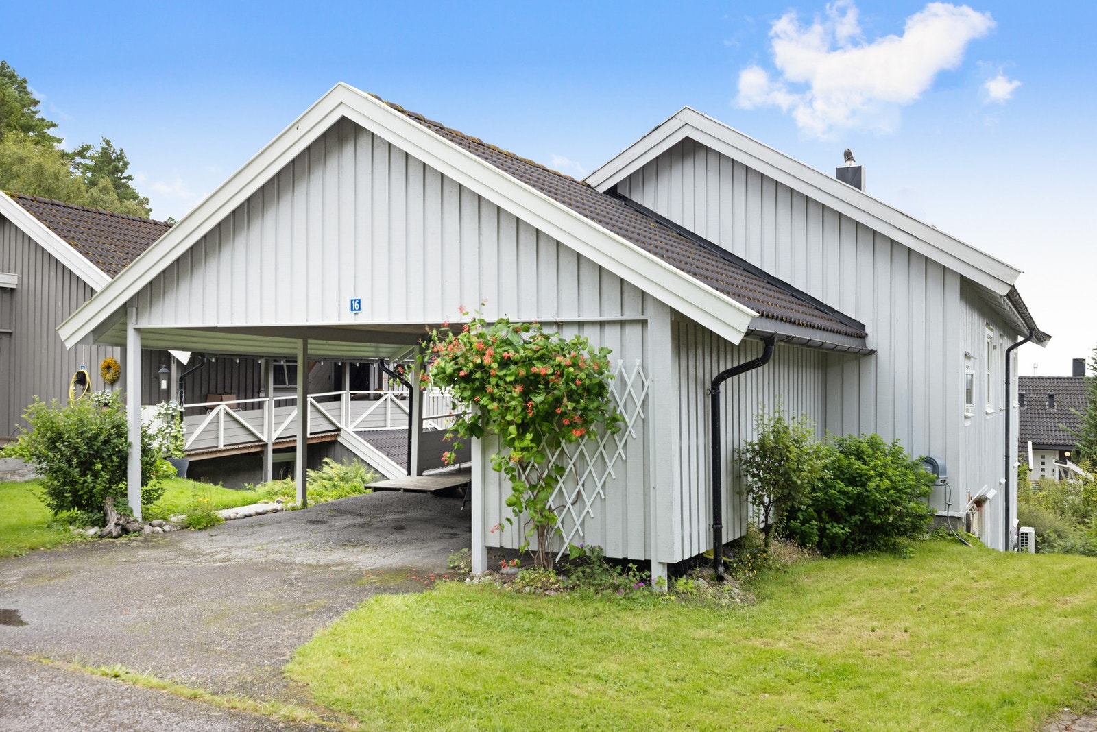 Carport er praktisk plassert ved inngangspartiet og gjør hverdagen enkel og komfortabel Galleribilde
