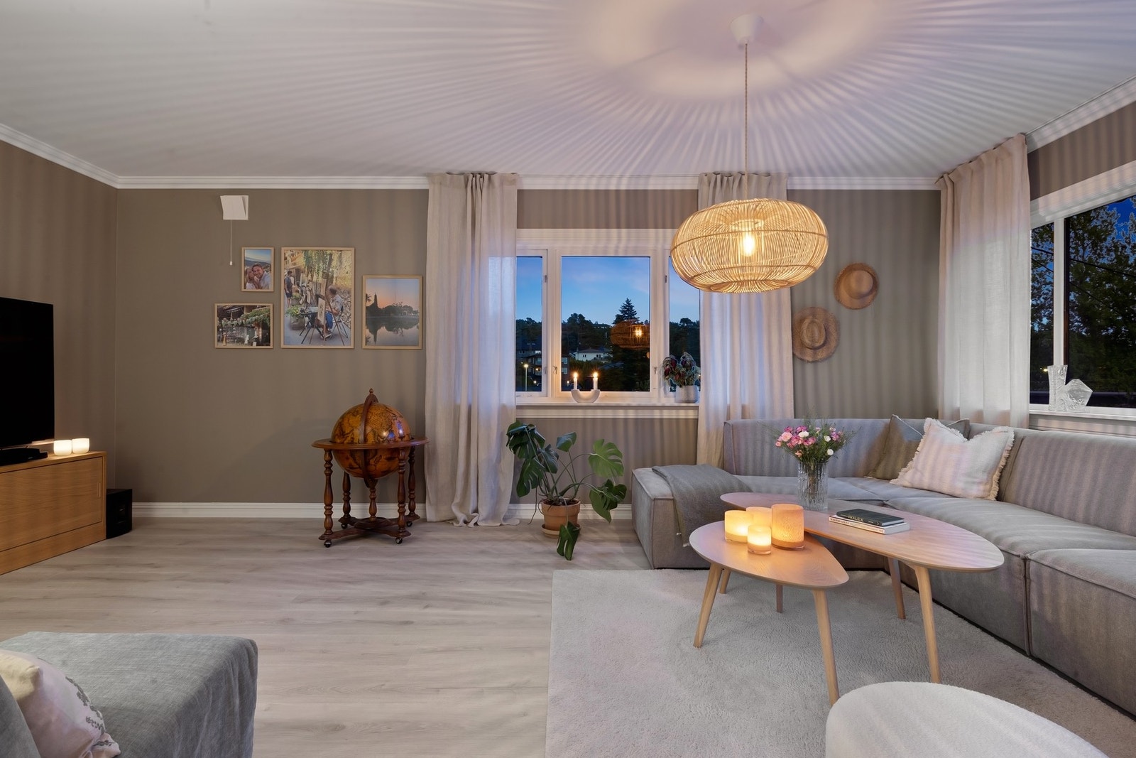 Lyse materialvalg og godt med naturlig lys i oppholdsrommet Galleribilde