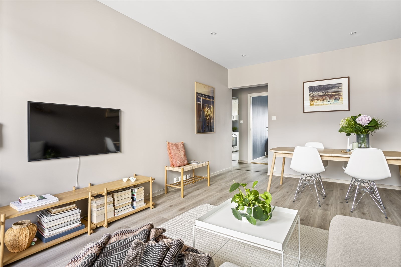 Leilighetens plassering er meget sentral og blir fort et naturlig samlingspunkt for dine venner. Da er det en stor fordel med en stue med plass til mange. Galleribilde