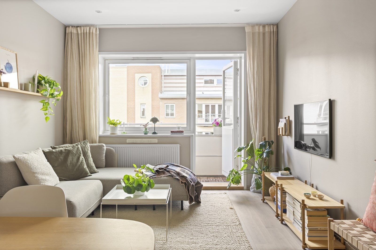 Dette er en meget attraktiv leilighet med høy trivselsfaktor og passer for deg som stiller krav til boligens standard og beliggenhet. Galleribilde
