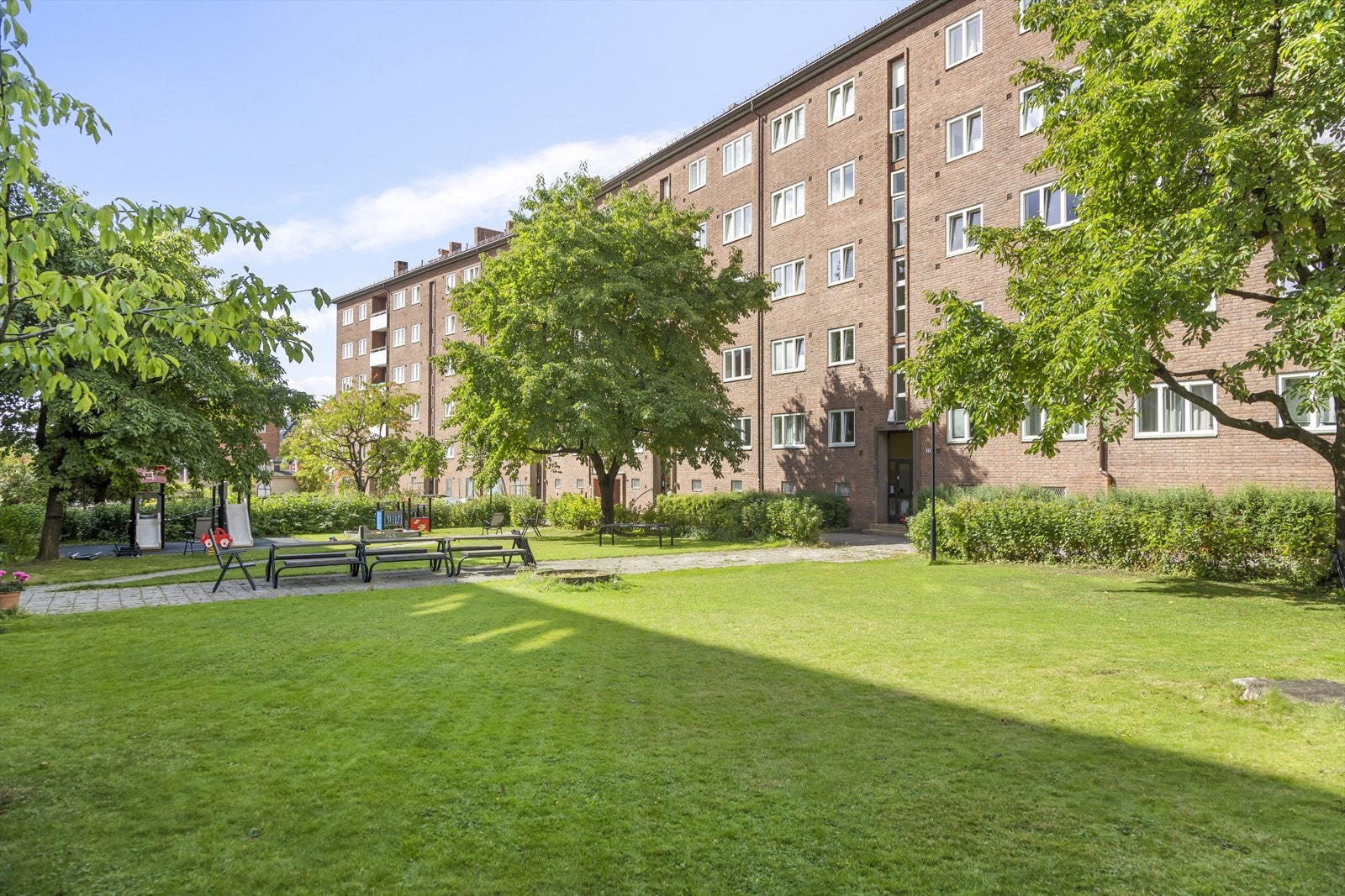 Rett utenfor inngangsdøren finner du den idylliske bakgården som fremstår som en liten park. Galleribilde