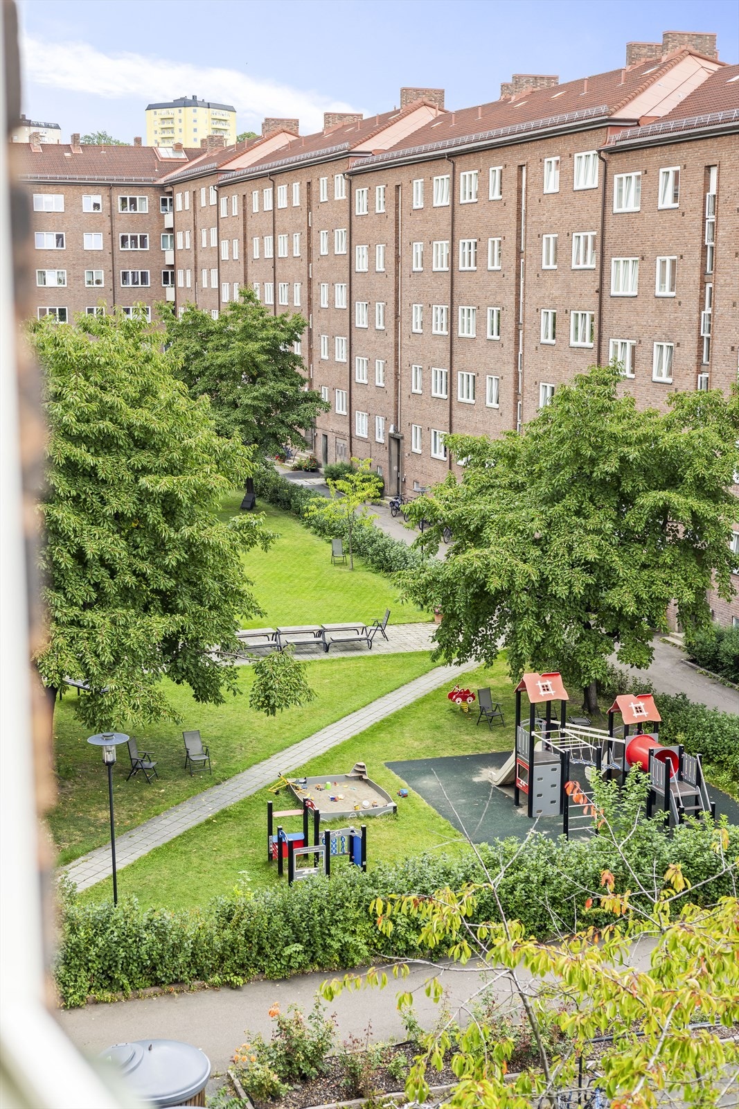 Soverommet vender ut mot denne nydelige bakgården Galleribilde