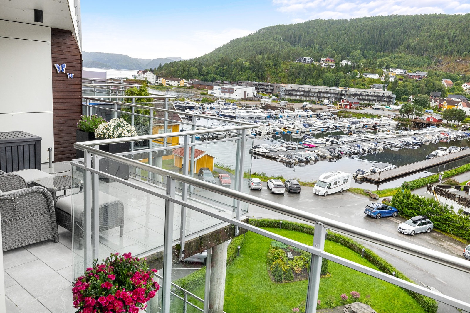 Vestvendte terrasser med fin utsikt over småbåthavna og sjølivet på Vestre Havn Galleribilde