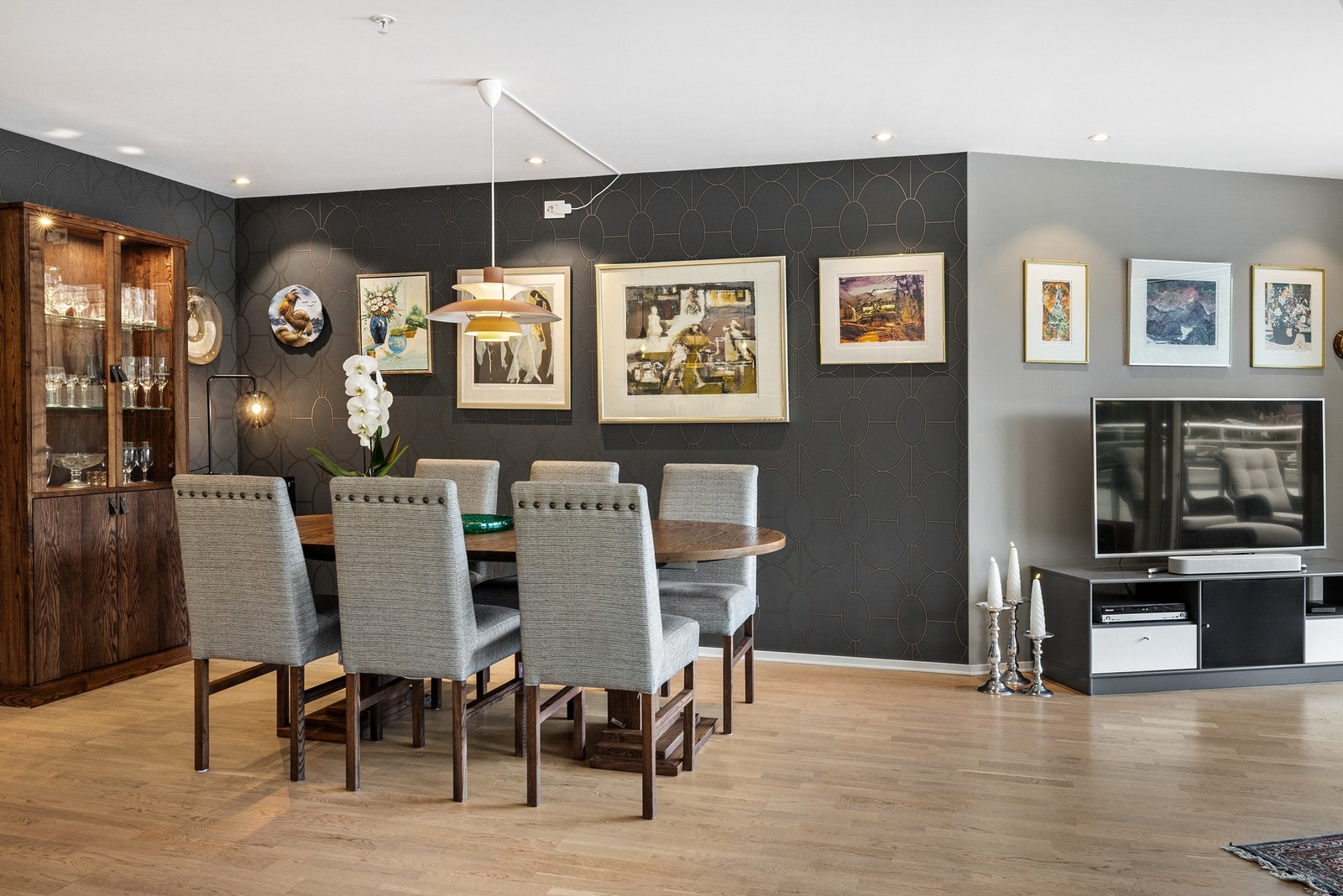 Den åpne løsningen gir en naturlig og sosial sone for spisegruppe Galleribilde