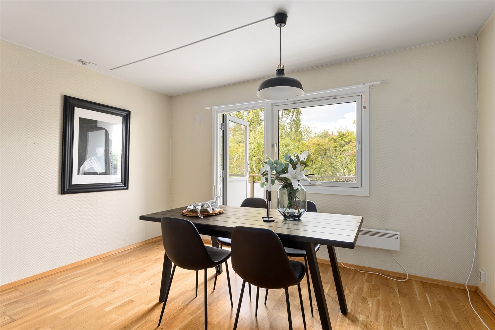 Fra kjøkkenets spisestuedel er det utgang til en fin veranda Galleribilde