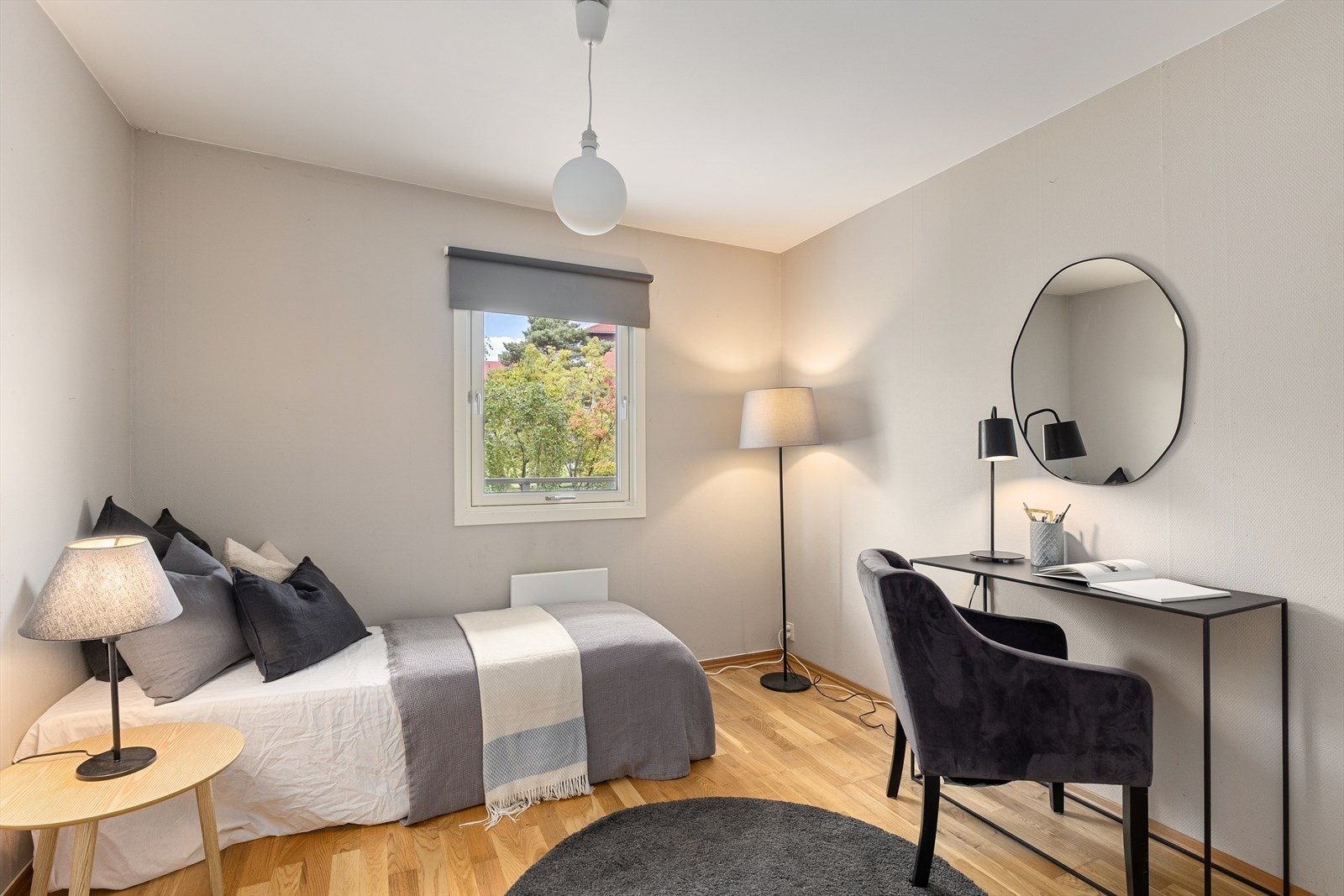 Soverom III er også av god størrelse og har plass til evt. dobbeltseng, skrivebord og garderobeskap. Dette rommet egner seg perfekt som soverom, gjesterom eller barnerom. Galleribilde