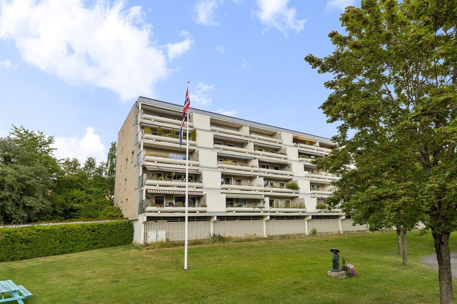 Sameiet har god vedlikeholdshistorikk og har moderne oppussede fasader. Galleribilde