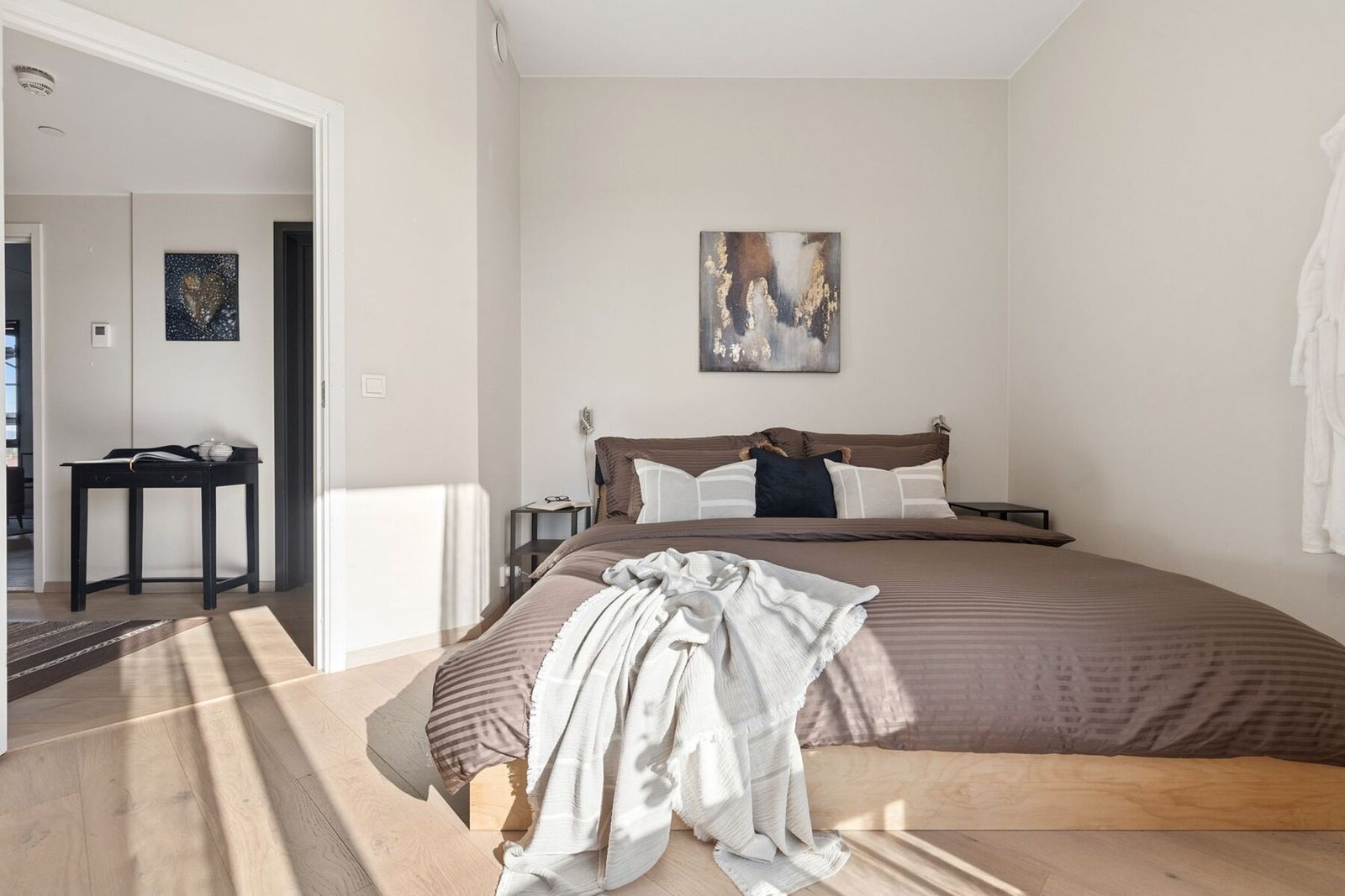 Leiligheten har to lyse og hyggelige soverom med gode møbleringsmuligheter. Galleribilde