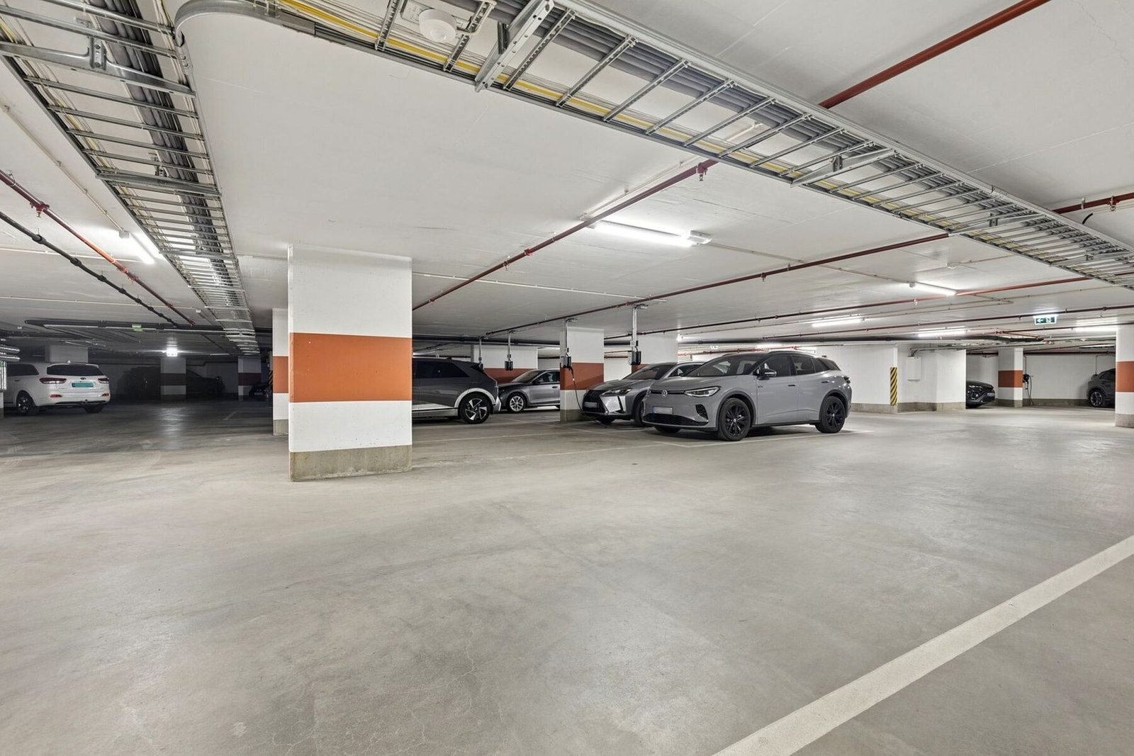 Leiligheten disponerer i tillegg kjellerbod og biloppstillingsplass i felles parkeringskjeller. Galleribilde