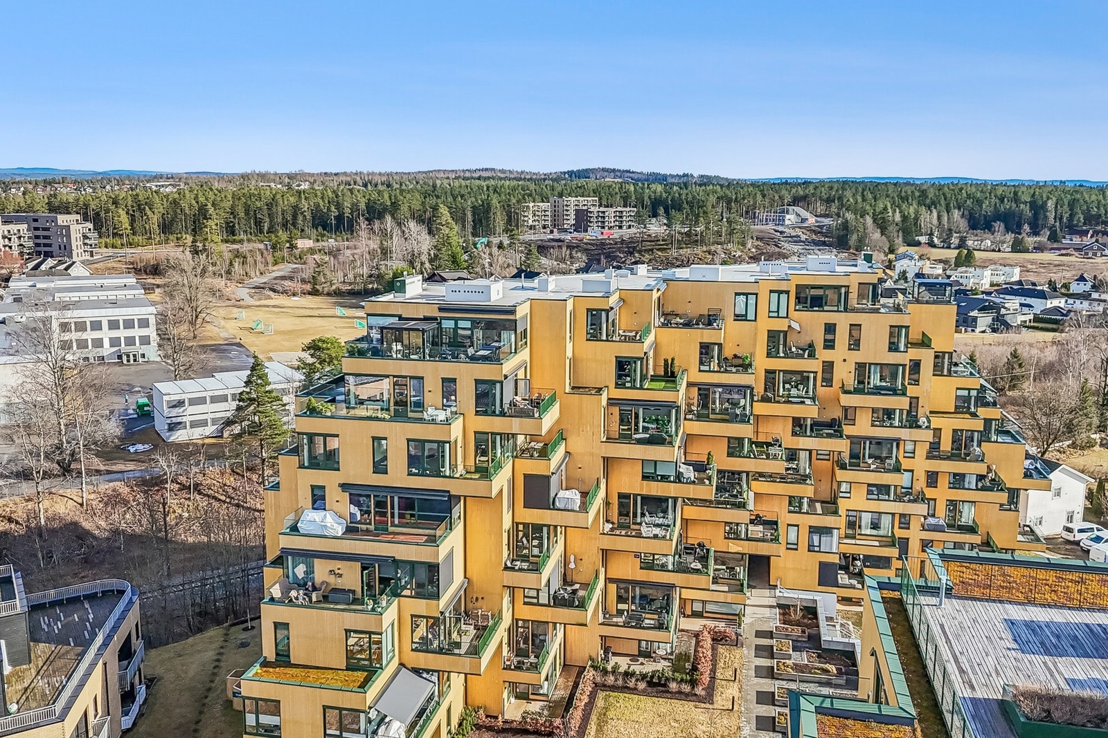 For daglige innkjøp finner du Meny Jessheim og Rema 1000 Jessheim bare fem minutter unna, noe som gjør det enkelt å handle på vei hjem. Galleribilde