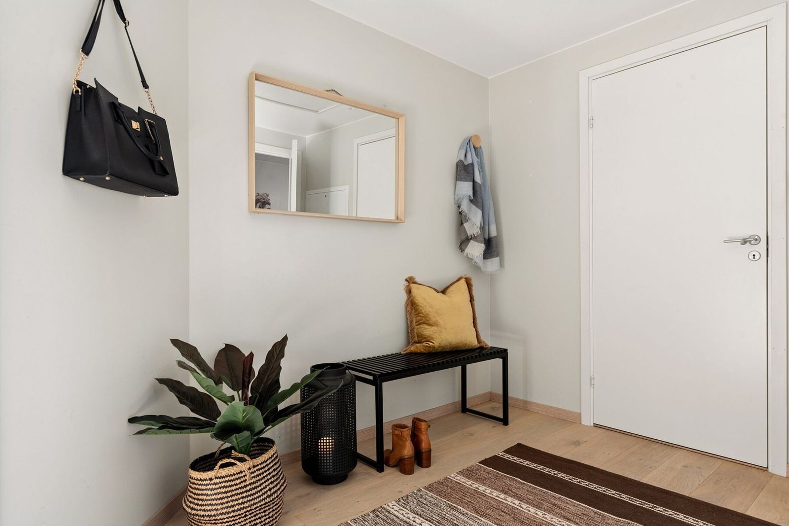 Entréen gir et lyst og innbydende førsteinntrykk av boligen. Galleribilde