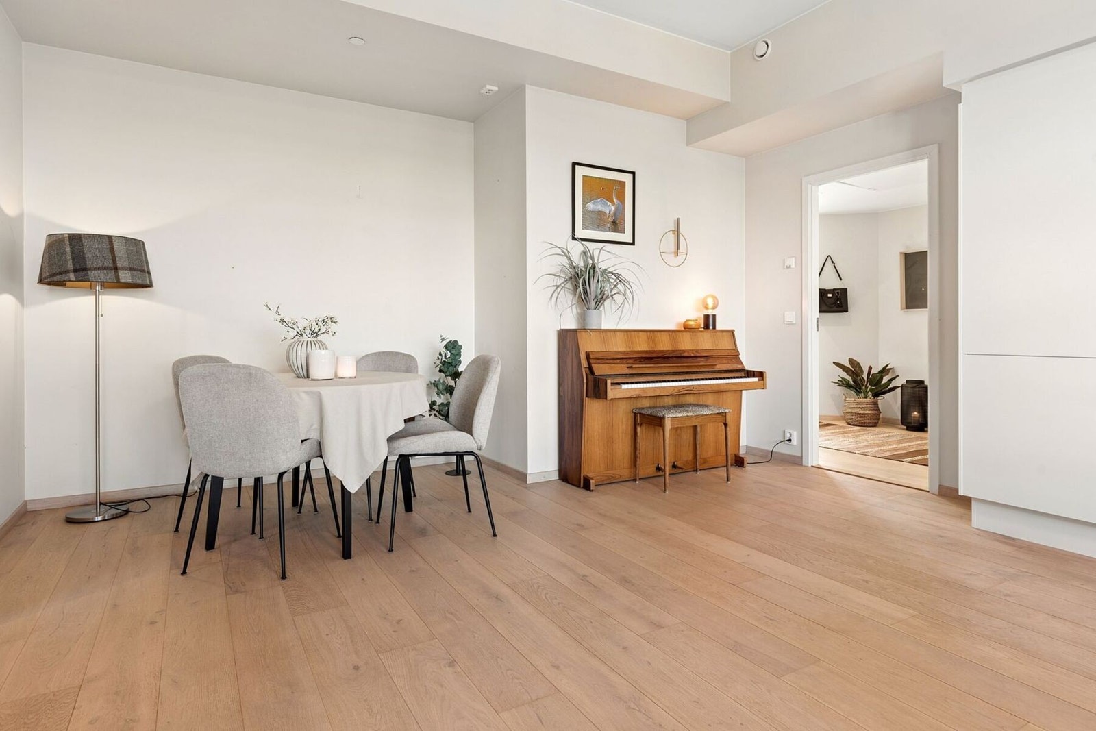 Det er rikelig med plass til spisegruppe i tilknytning til kjøkkenet. Galleribilde