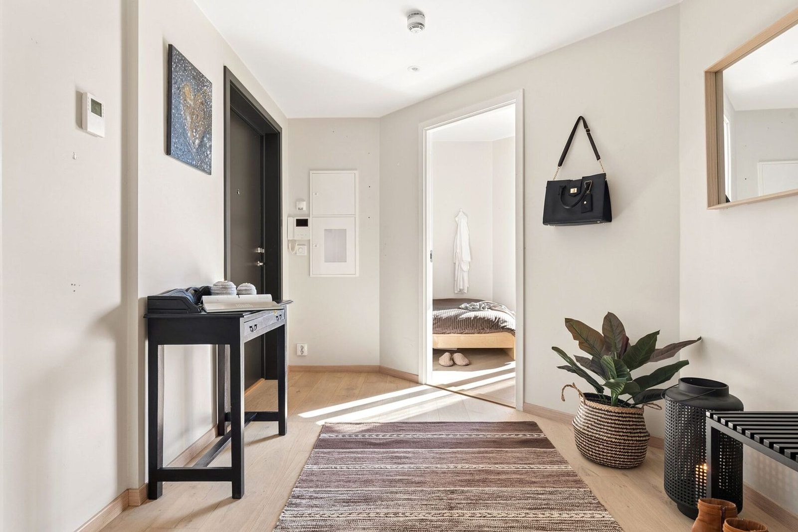 Her er det god plass til oppbevaring av yttertøy og sko, samtidig som den åpne utformingen skaper en fin overgang videre inn i leiligheten. Galleribilde