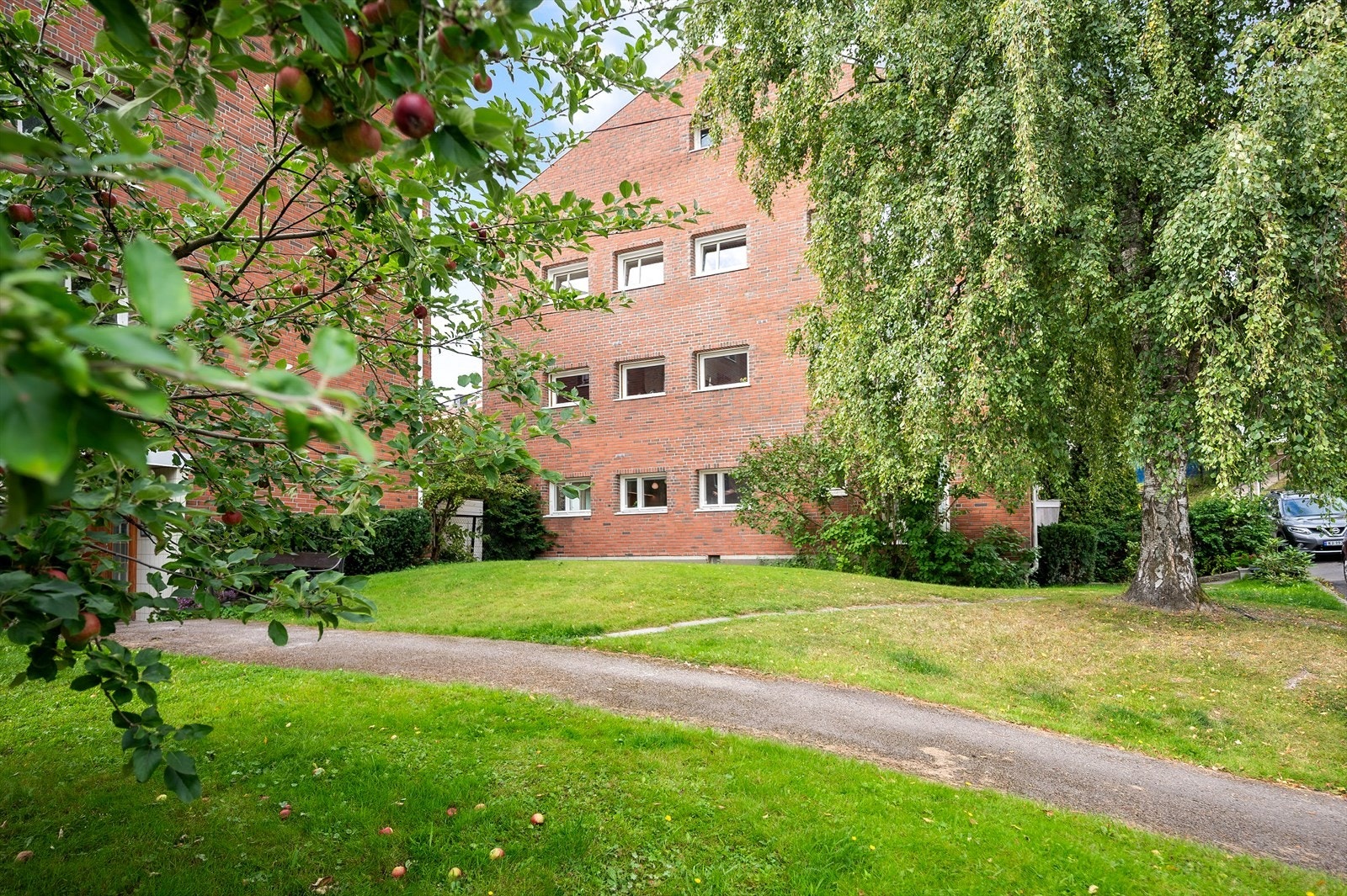 Aksjelaget byr på hyggelige fellesarealer med grillplass og mulighet for sosiale sammenkomster. På området finnes også frukttrær med blant annet epler og kirsebær - en ekstra hyggelig kvalitet gjennom sommer- og høstmånedene Galleribilde