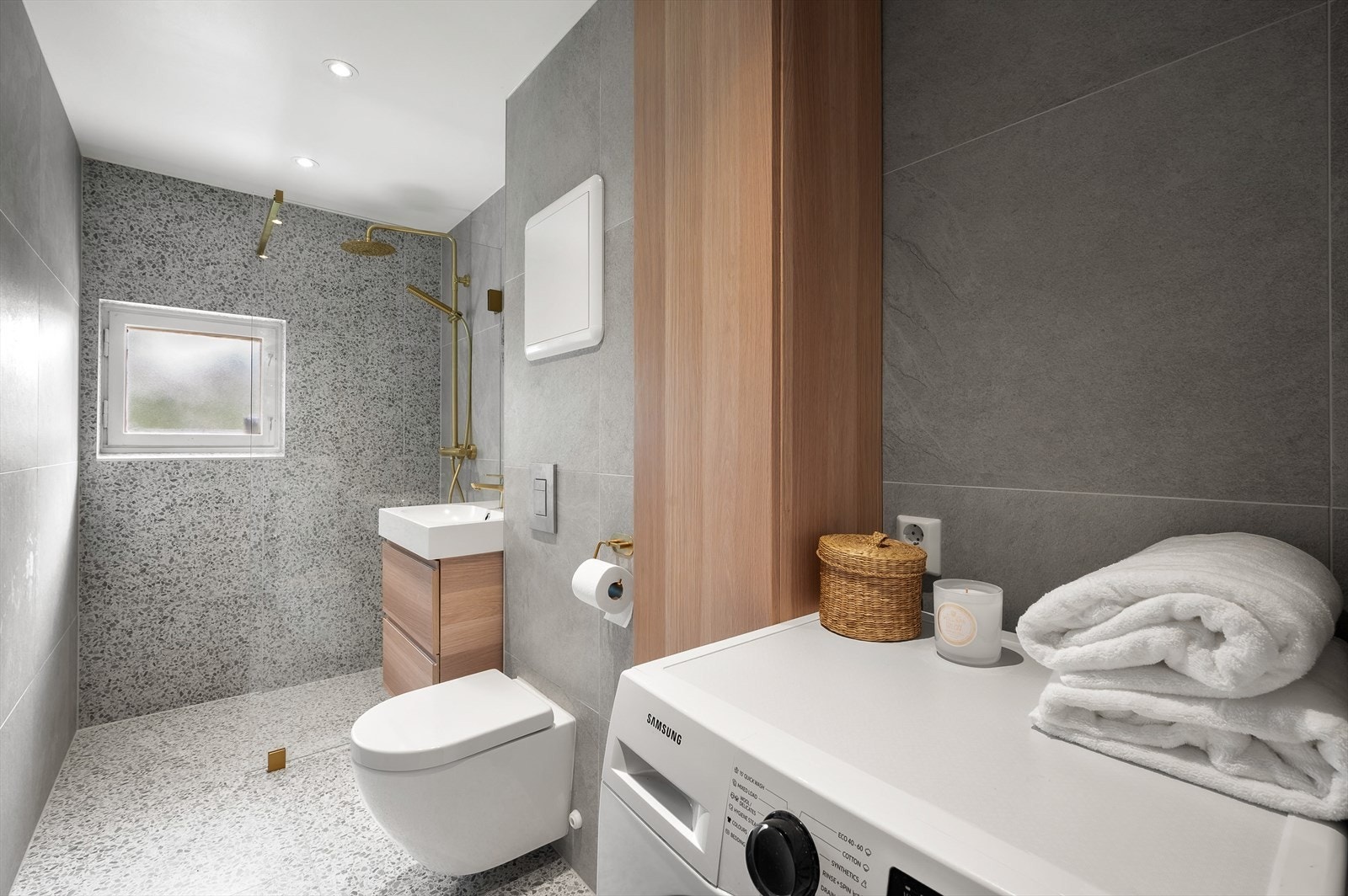 Delikat, helfliset bad fra 2022 med varmekabler i gulv, downlights i himling og opplegg for vaskemaskin. I forbindelse med oppussingen ble også badet utvidet Galleribilde