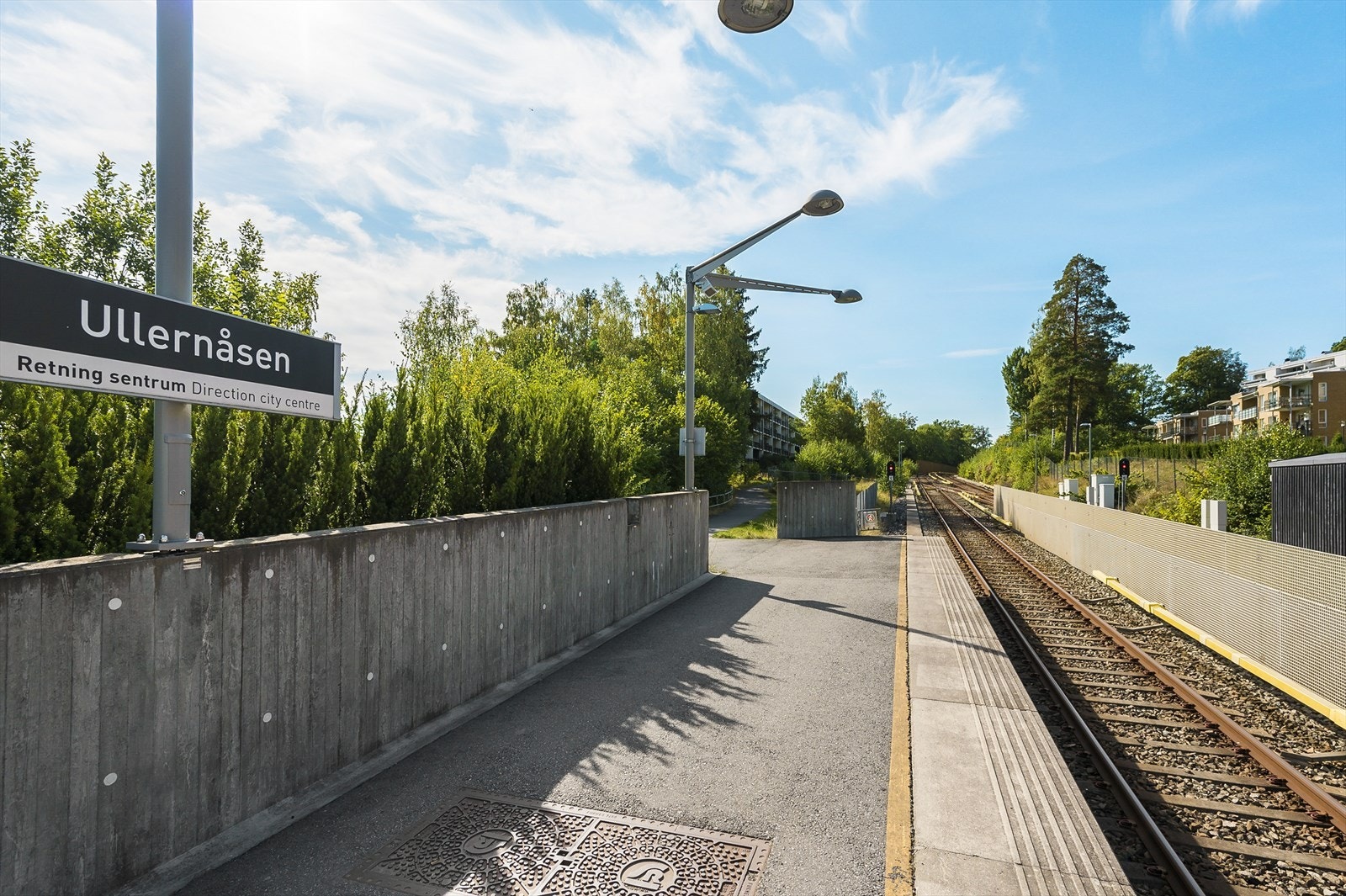 Fra leiligheten er det få minutters gange til Ullernåsen T-bane. Herfra kommer man seg til Majorstuen på kun ni minutter Galleribilde