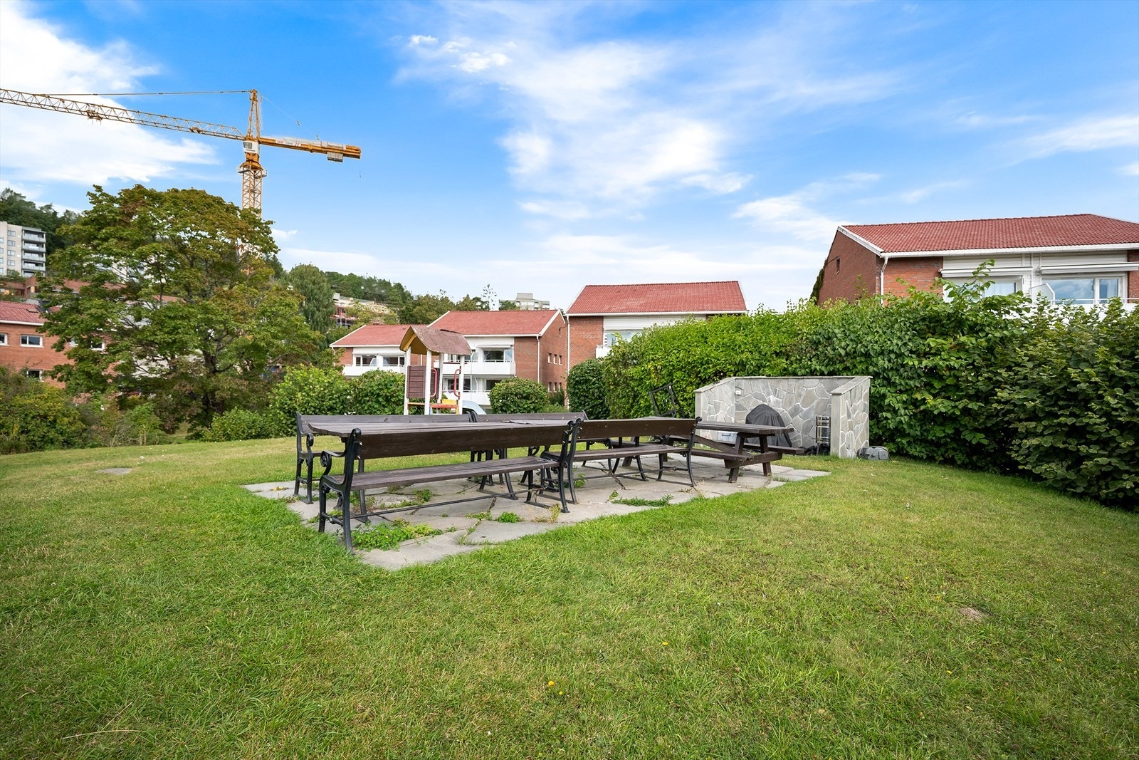 Flere sittegrupper og hyggelig grillplass Galleribilde