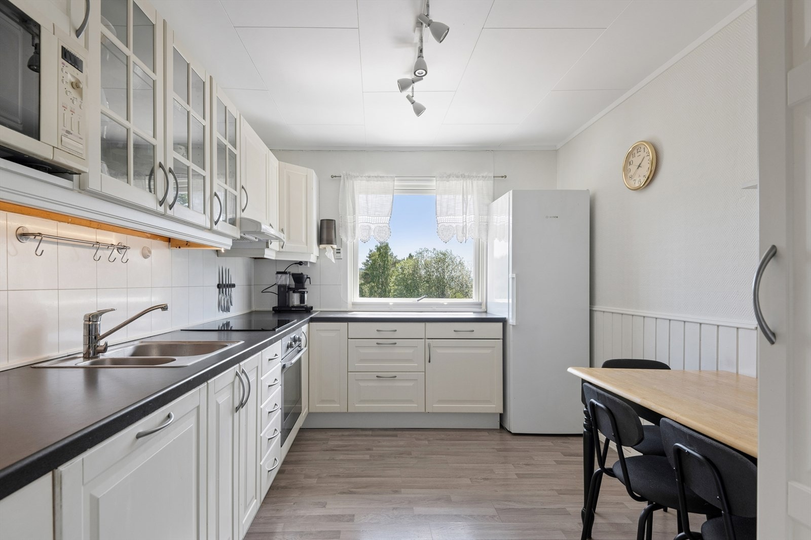 Kjøkkenet har godt med benkeplass og rom for en hyggelig spiseplass. Galleribilde