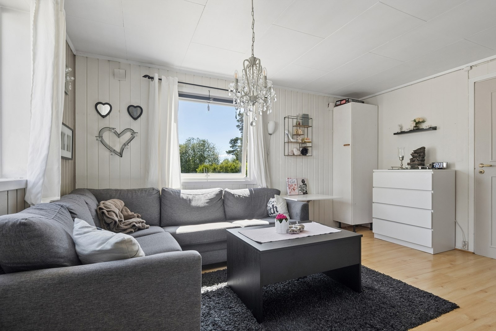 Stuedelen har en lun og hyggelig atmosfære, med god plass til sofagruppe og tilhørende møblement. Galleribilde