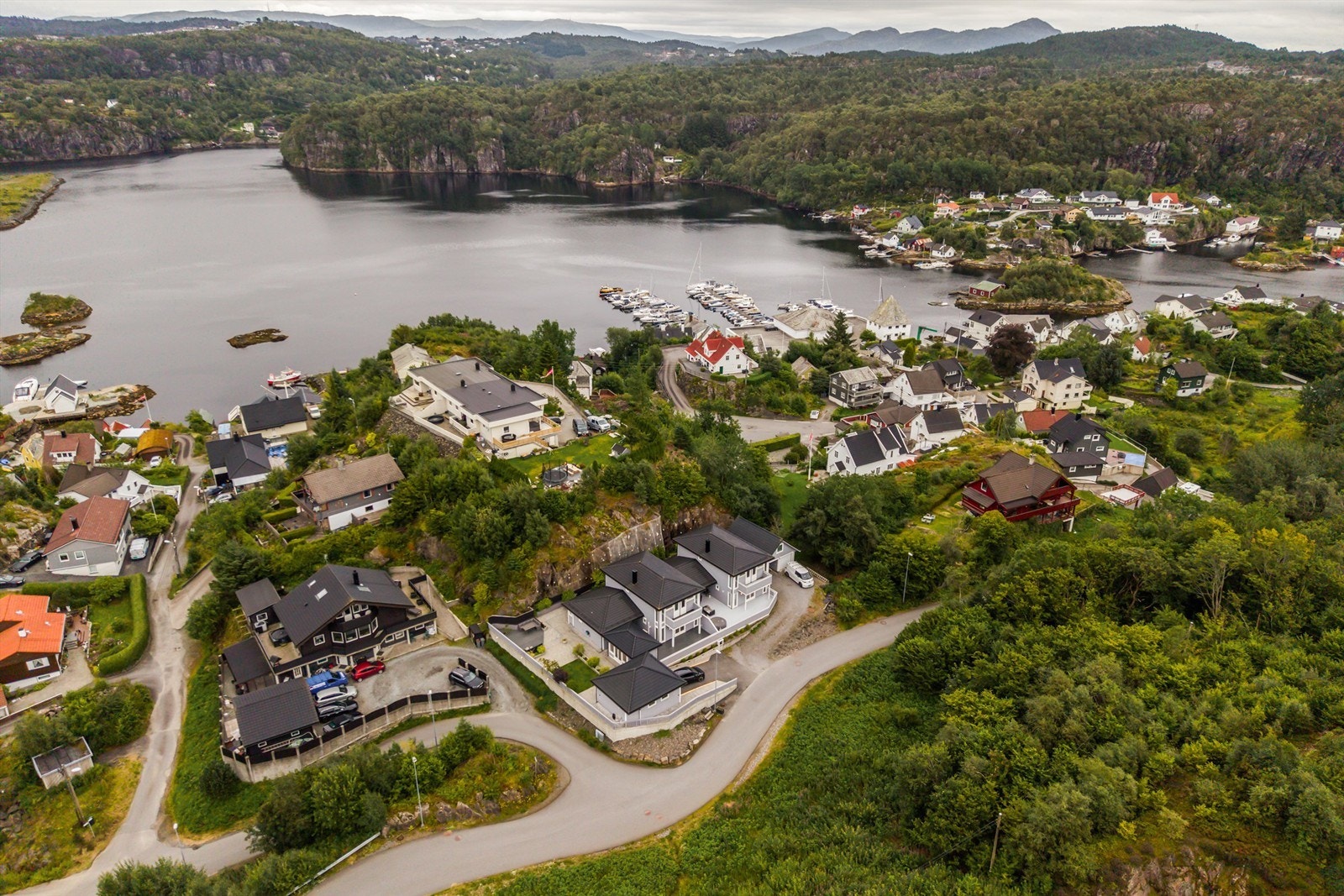 Kulturfabrikken, det ombygde sardinanlegget, er et naturlig samlingspunkt for konserter og arrangementer, og huser også et museum og en småbåthavn. For den turglade er det kort vei til fine turområder og badeplasser langs sjøen. Galleribilde