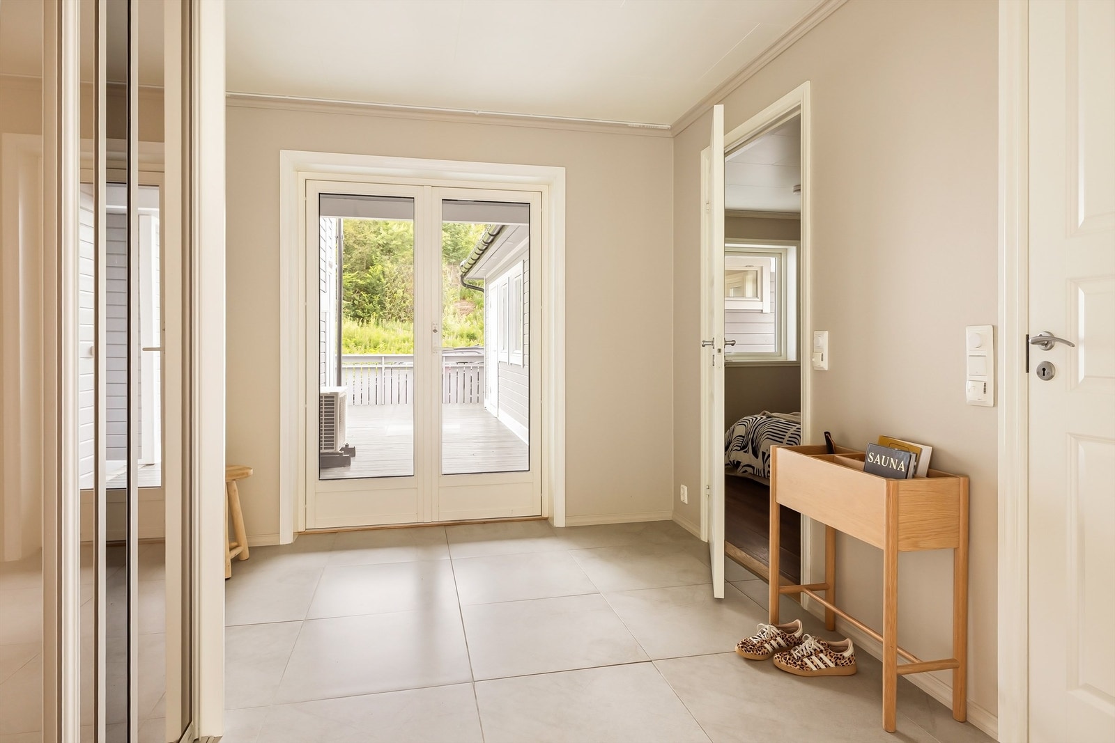 Fra gangen er det direkte utgang til en av eiendommens terrasser. Galleribilde