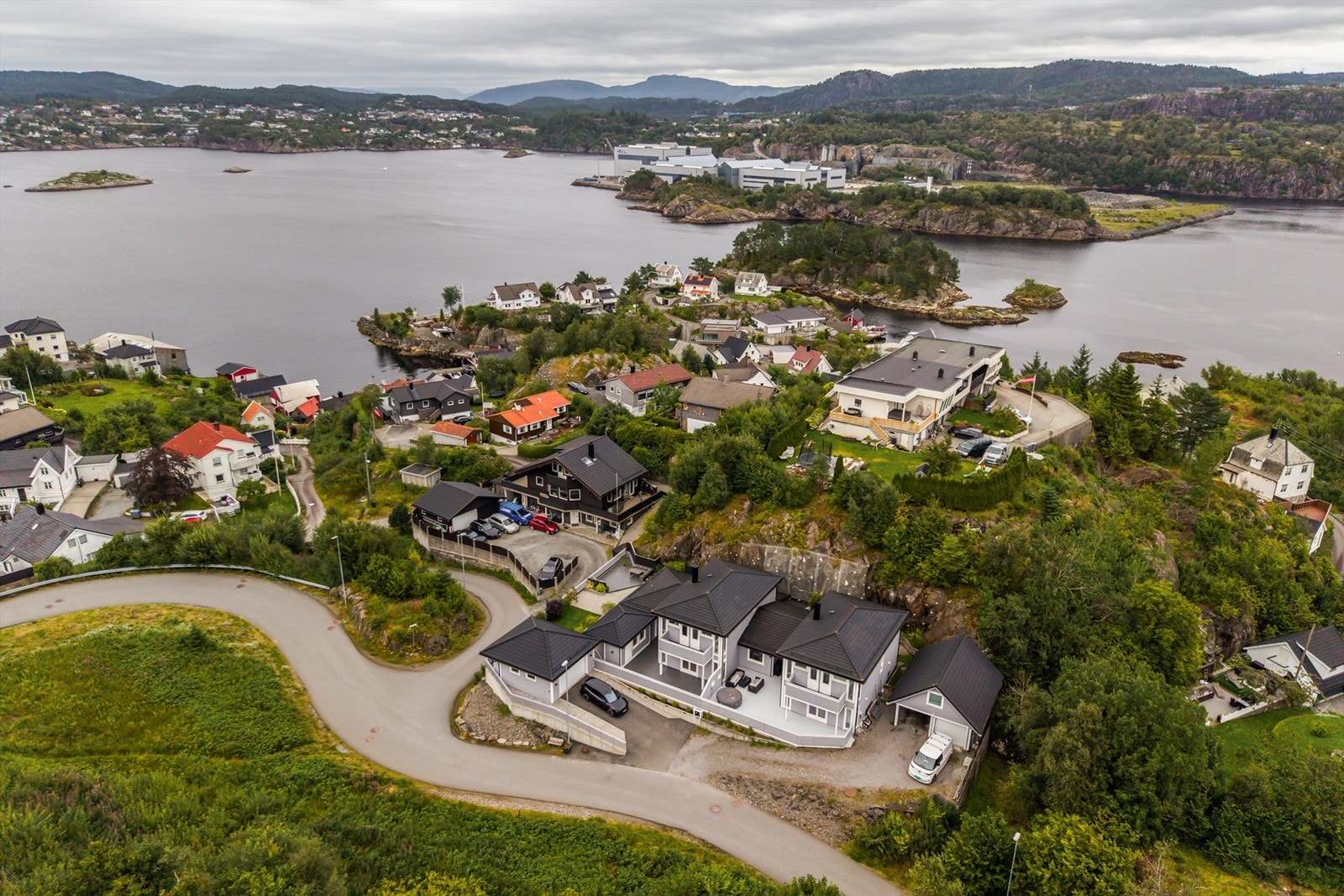 Hetlevik har et aktivt lokalsamfunn med et bredt spekter av fritidstilbud. Det lokale idrettslaget, Hetlevik IL, tilbyr alt fra barnefotball og turn til dans og yoga for voksne. Galleribilde