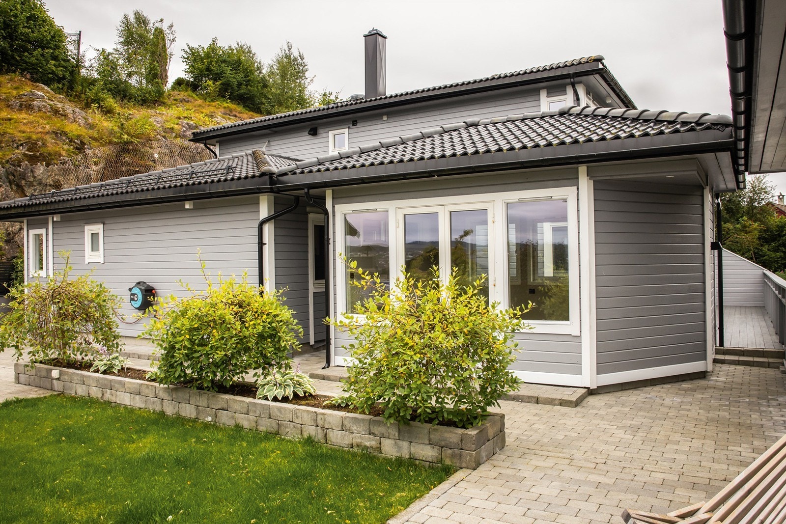 Boligen har en frittstående, isolert utestue med innlagt strøm. Galleribilde