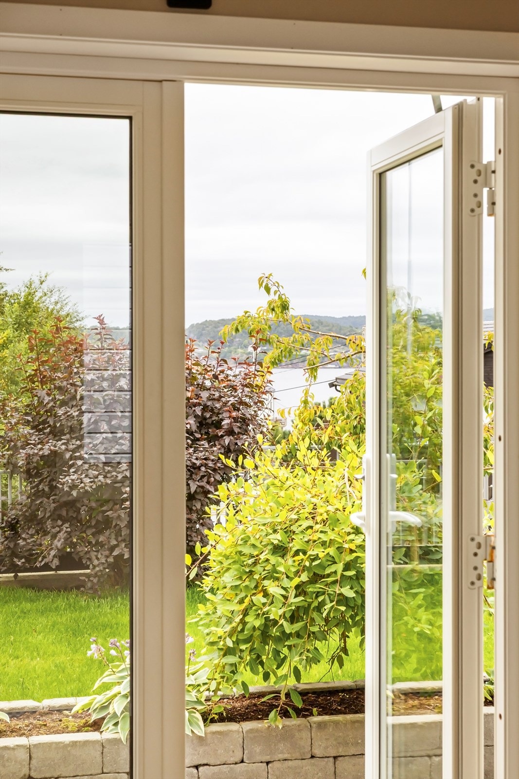 Utsikt fra innsiden mot hagen. Galleribilde