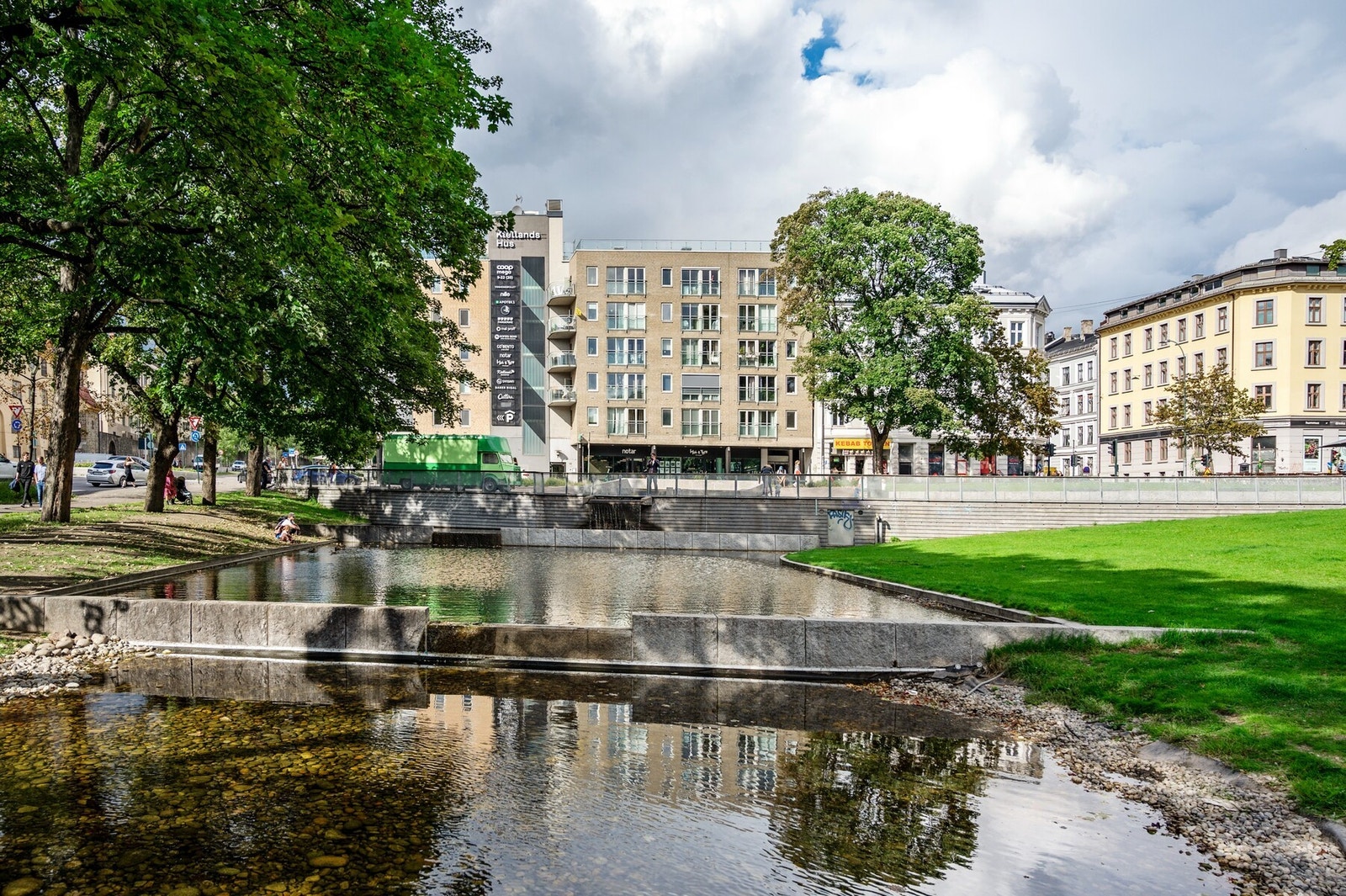 En urban oase med parkområder og servicetilbud like utenfor døren Galleribilde