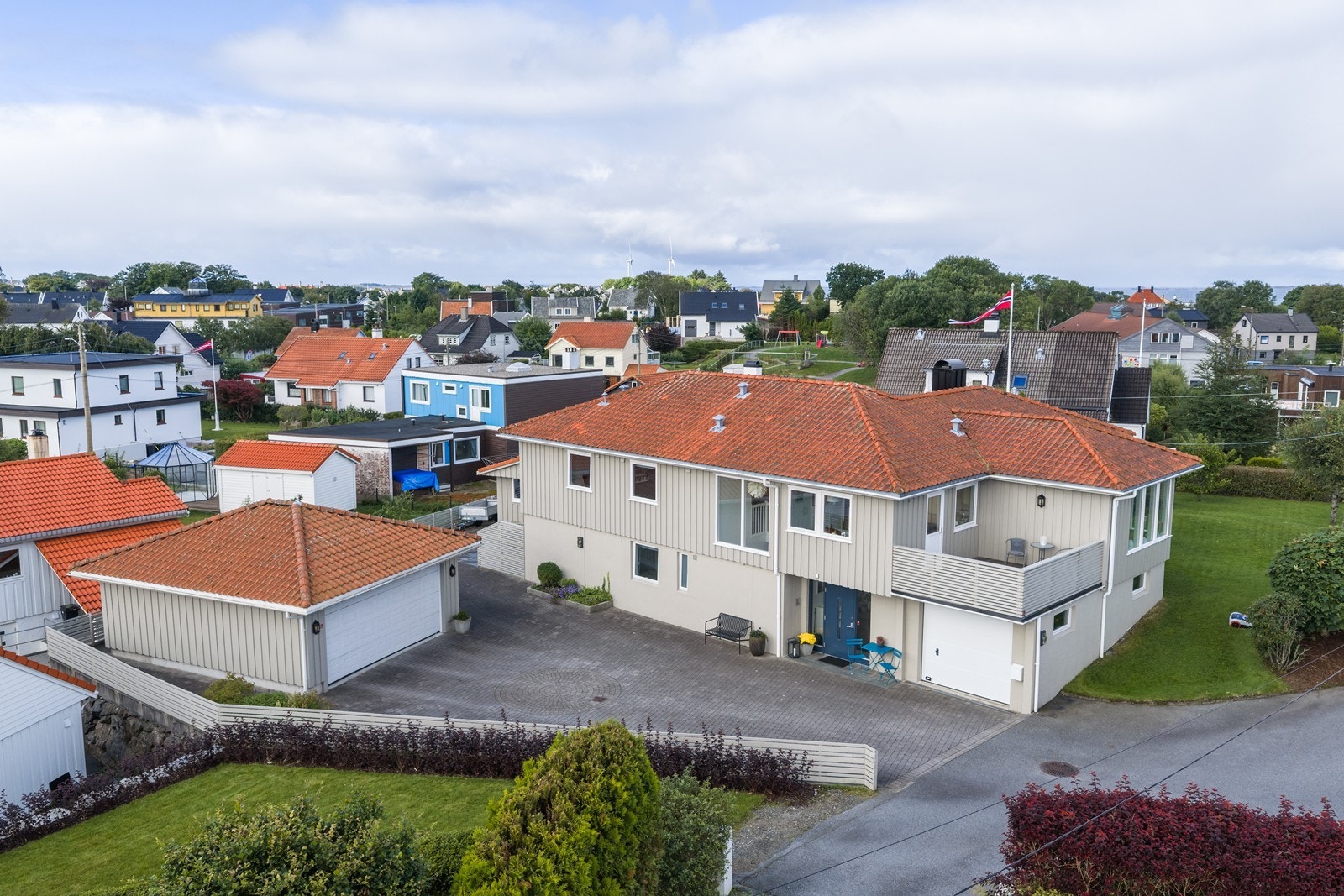Gode parkeringsmuligheter i både frittstående og integrert garasje, samt ytterligere parkeringsplasser i eget gårdsrom. Galleribilde