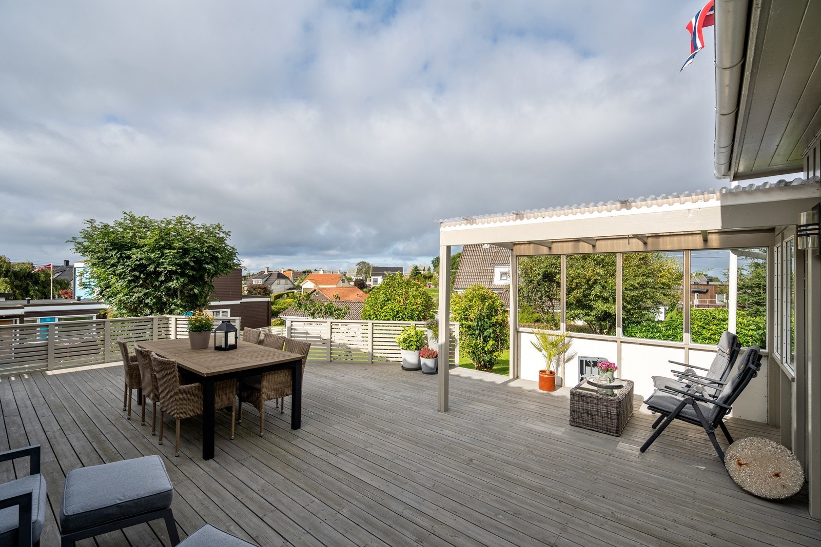 Eiendommen har rause og solrike utearealer som er flott opparbeidet med terrasse, belegningsstein og flere trivelige sitteplasser. Utearealene fremstår som skjermet på en forhøyelse i terrenget. Galleribilde