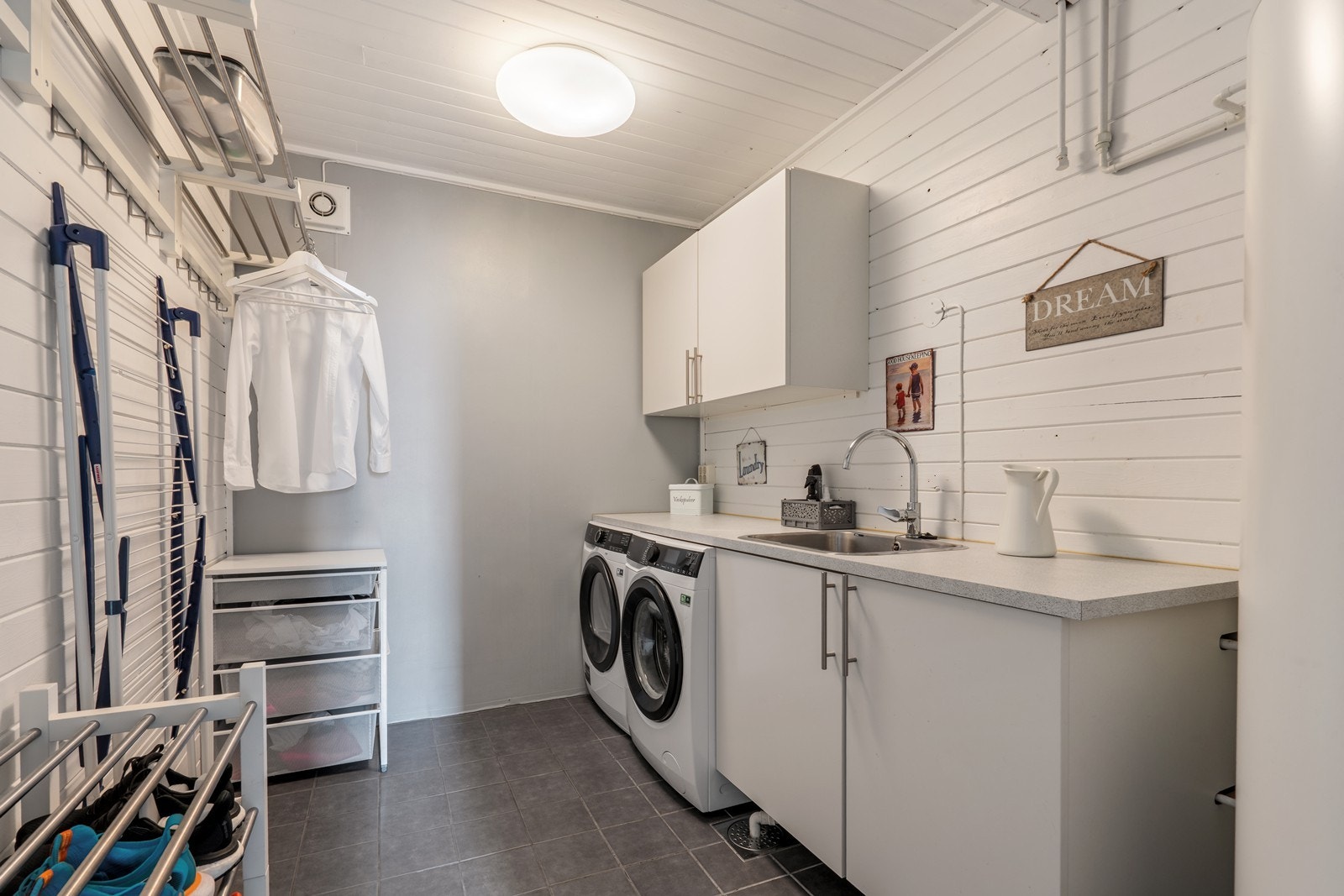 Separat vaskerom som er utstyrt med praktisk skap - og benkeinnredning med opplegg for vaskemaskin og tørketrommel. Det gjøres oppmerksom på at vaskerommet er byggemeldt som bod, ref. punkt om ferdigattest. Galleribilde