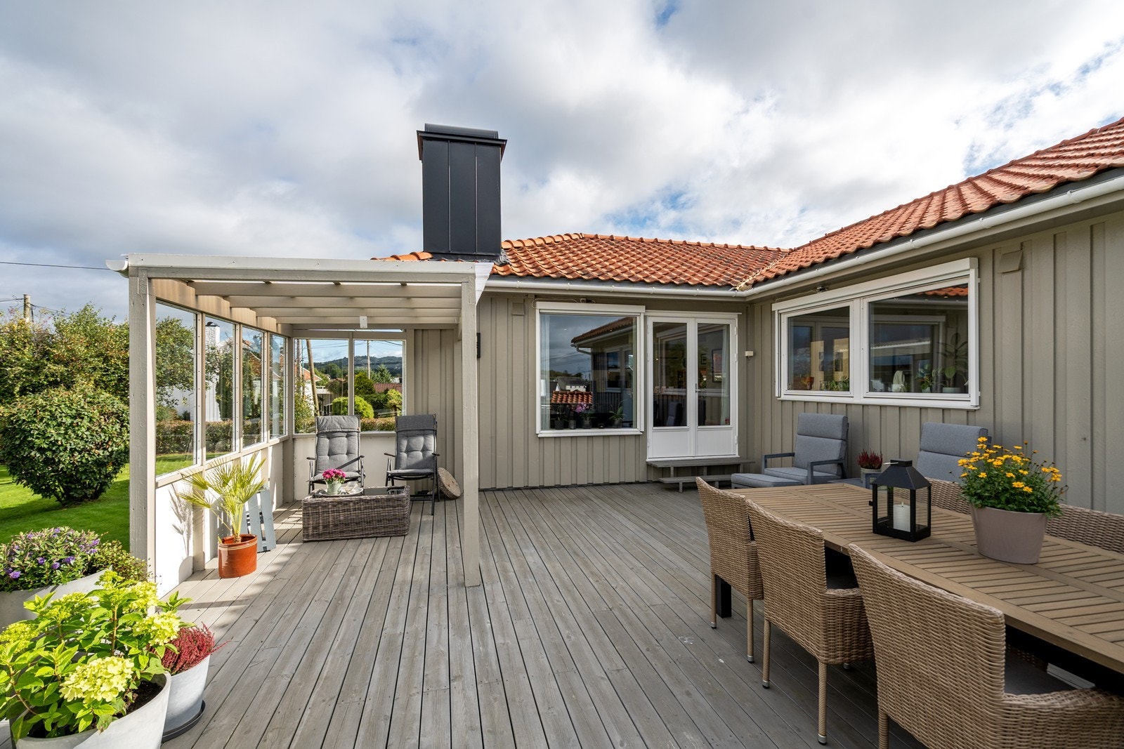 Terrassen har god plass til flere sittegrupper, parasoll og grill. Galleribilde