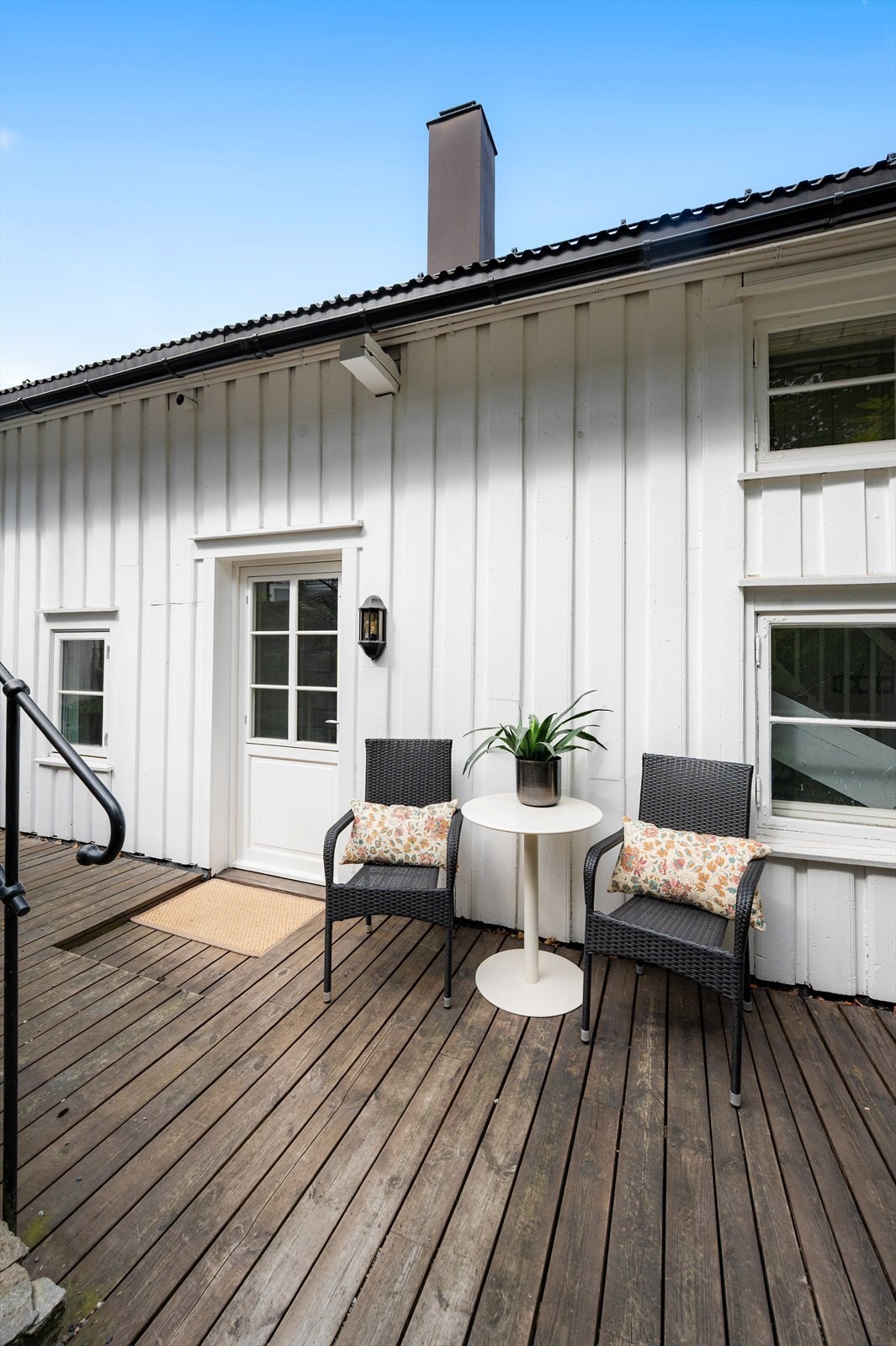 Uteplassen gir mulighet for en hyggelig sittegruppe. Galleribilde