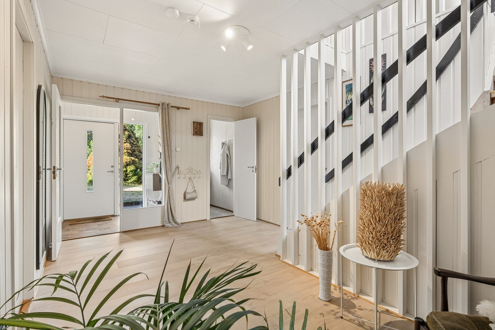 Praktisk garderobe rett ved inngangsparti Galleribilde
