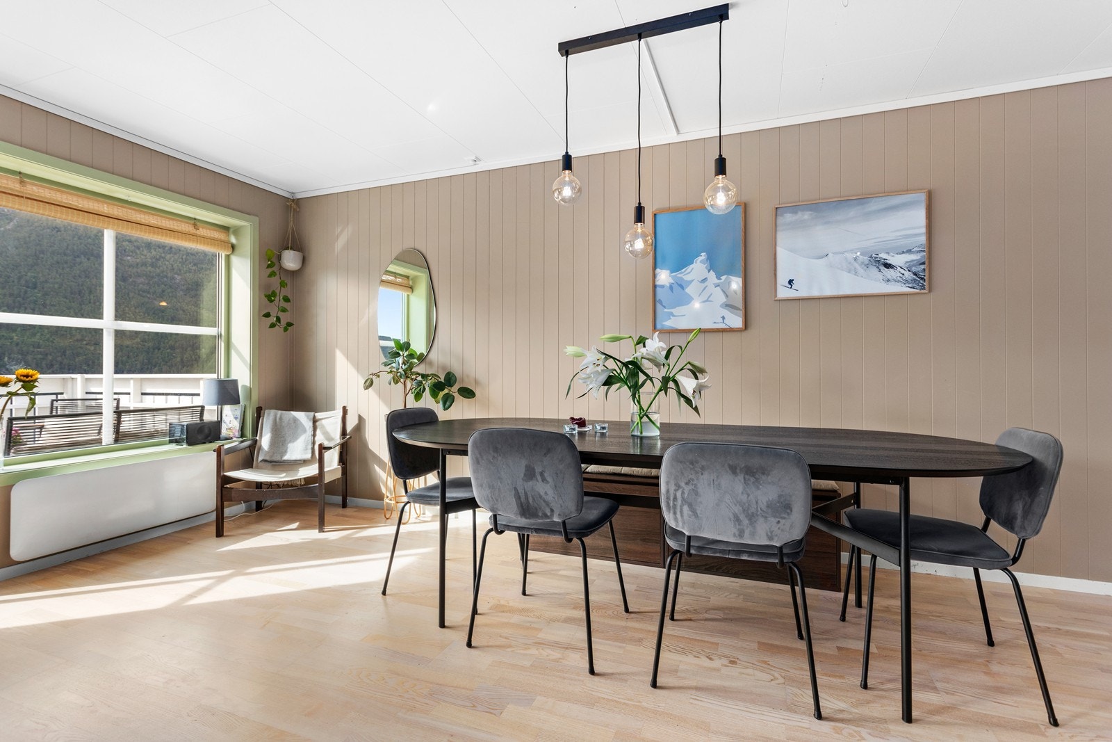 Gode vindaugsflater gir eit fint lysinnslipp. Galleribilde