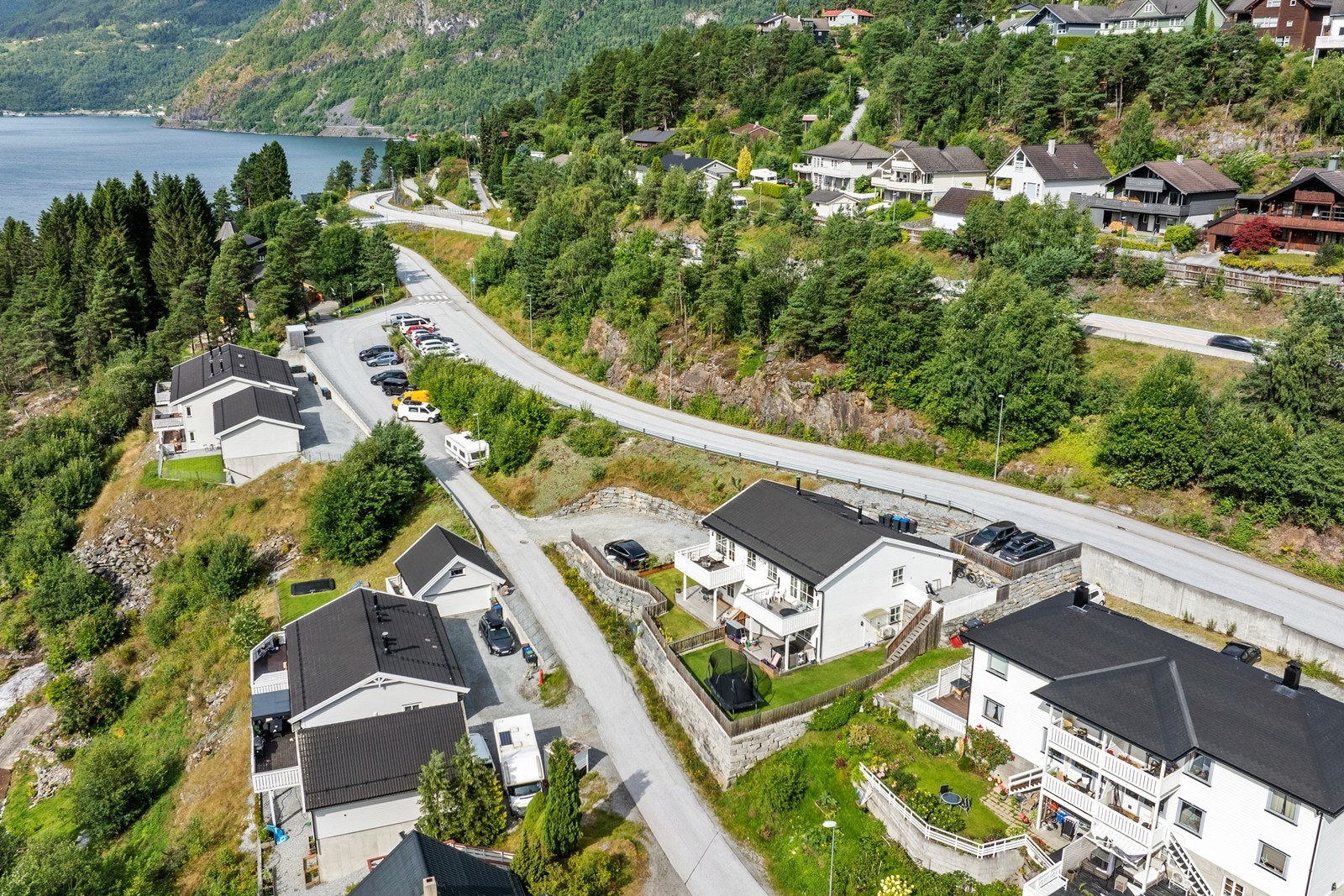 Ein flott vertikaldelt tomannsbustad med familievenleg beliggenheit på Kjørnes. Galleribilde