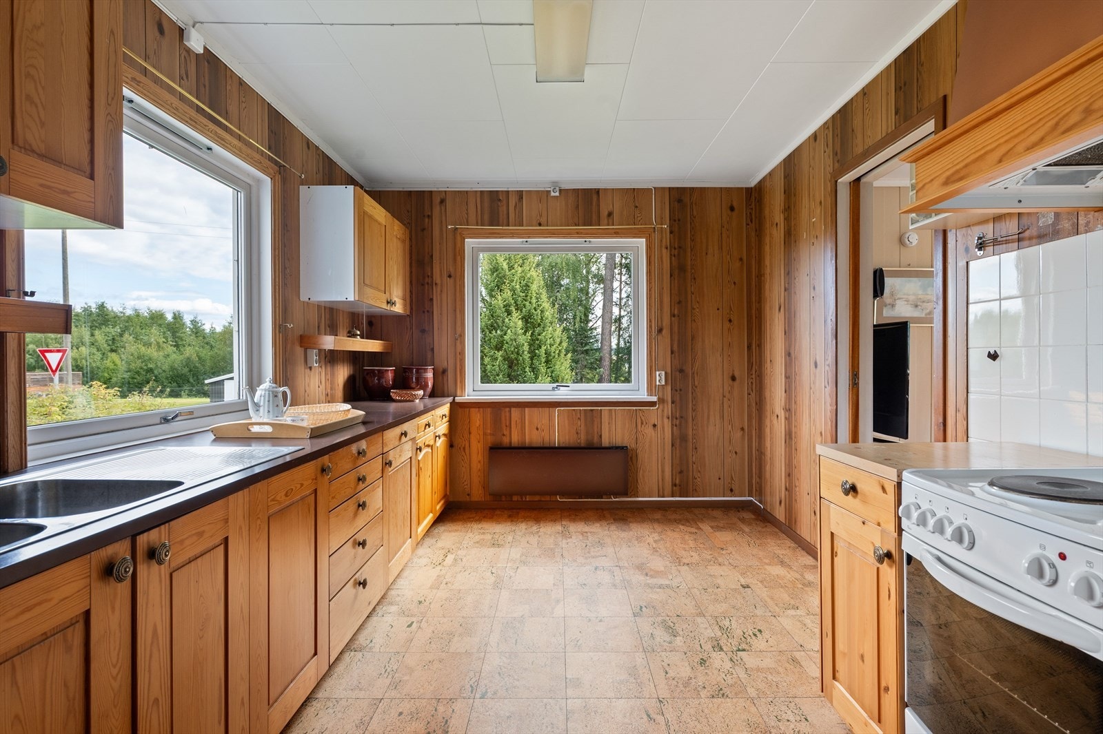 Det er avsatt plass til frokostgruppe ved kjøkkenvindu. Galleribilde