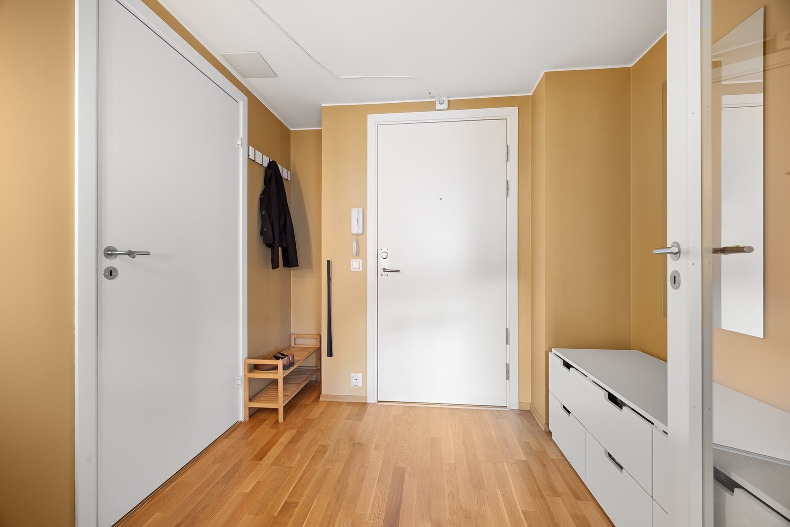 Entré med plass til kommode / garderobeskap. Galleribilde