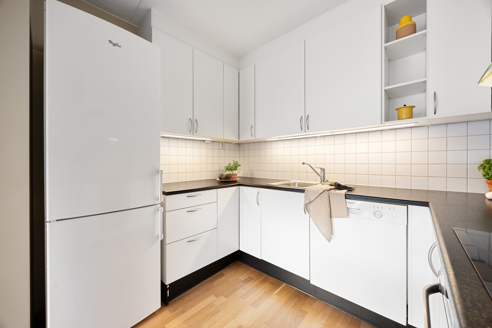 Kjøkkenventilator tilknyttet bygningens sentralavtrekk. Eier opplyser at avtrekket ble reparert i 2022. Galleribilde