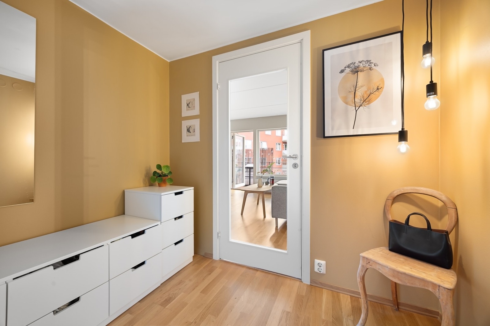 Entreen er avdelt med glassdør. Galleribilde