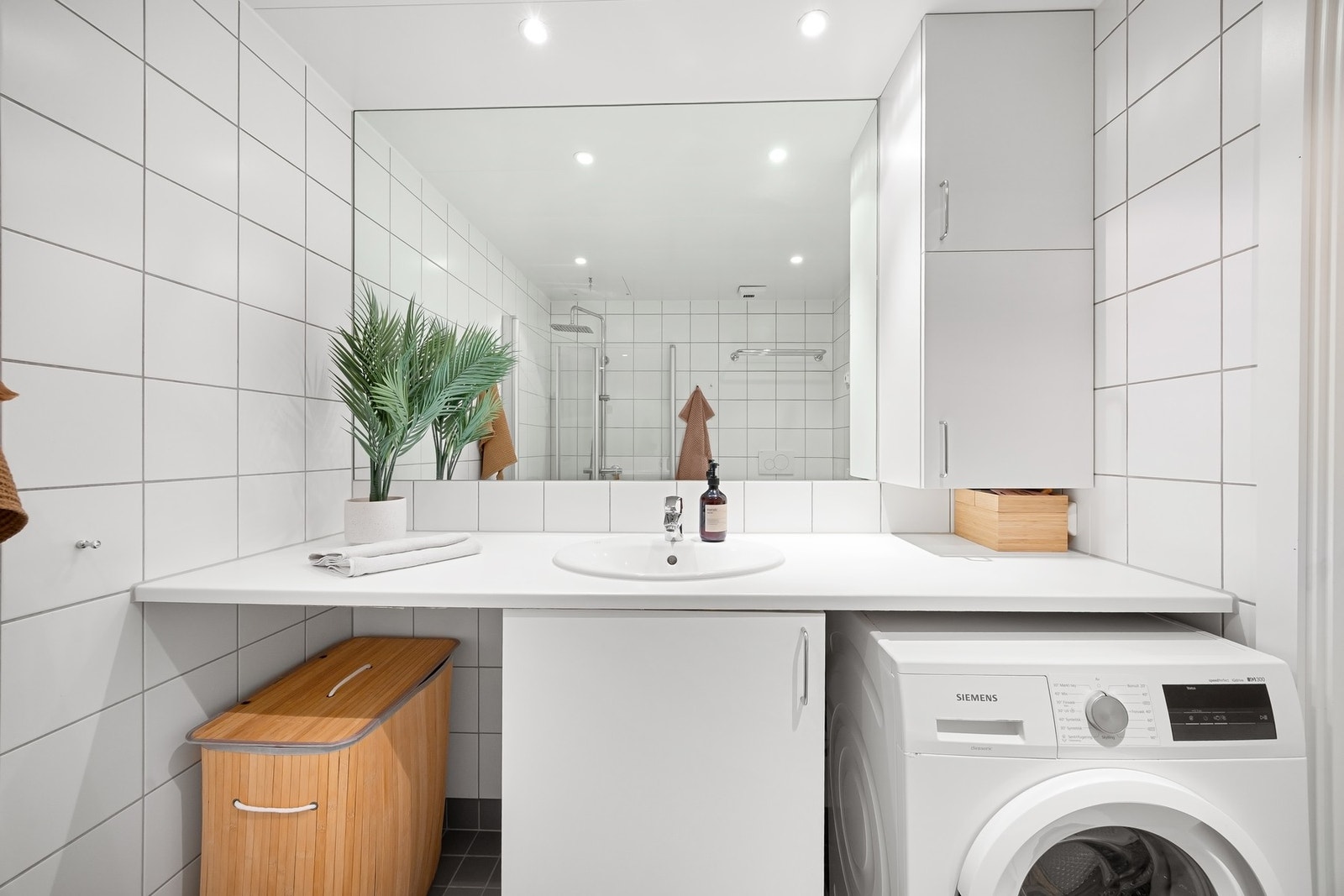 Badet har opplegg for vaskemaskin og tørketrommel. Galleribilde